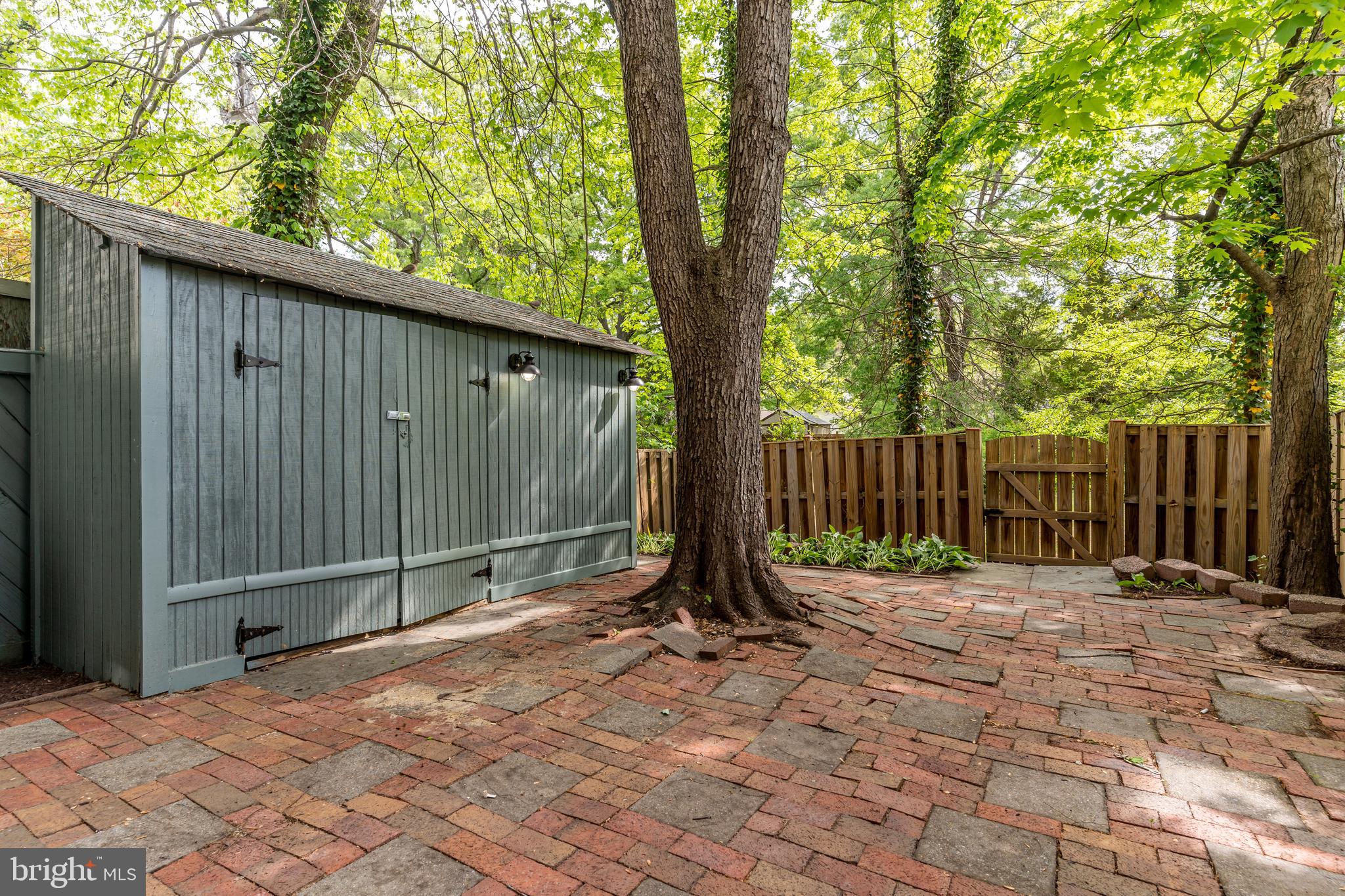 PINEWOOD LAKE - Residential