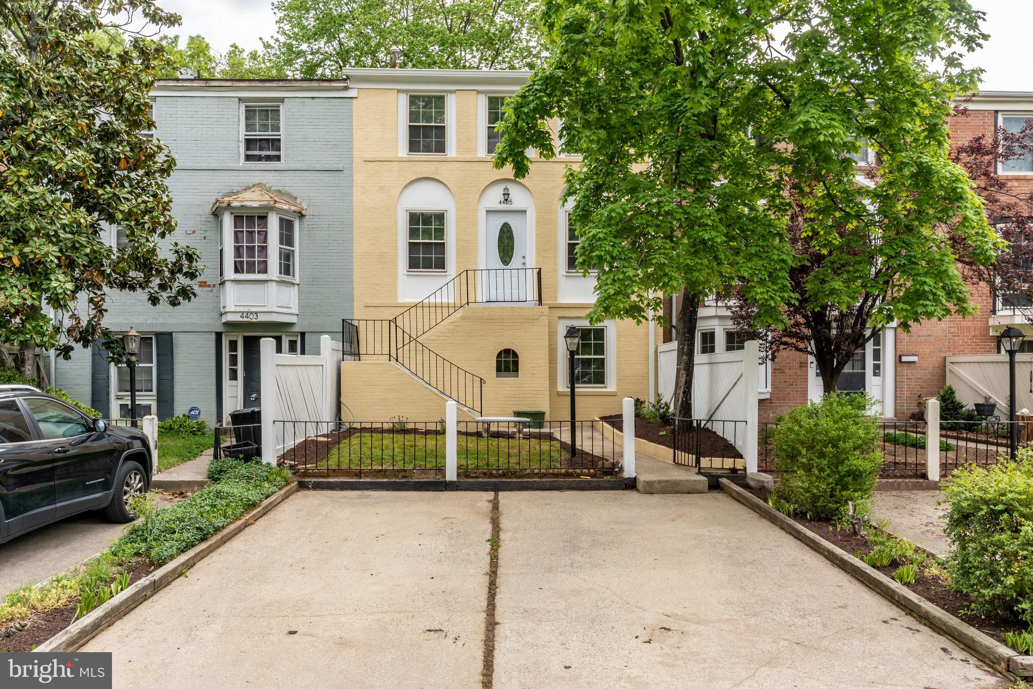 PINEWOOD LAKE - Residential