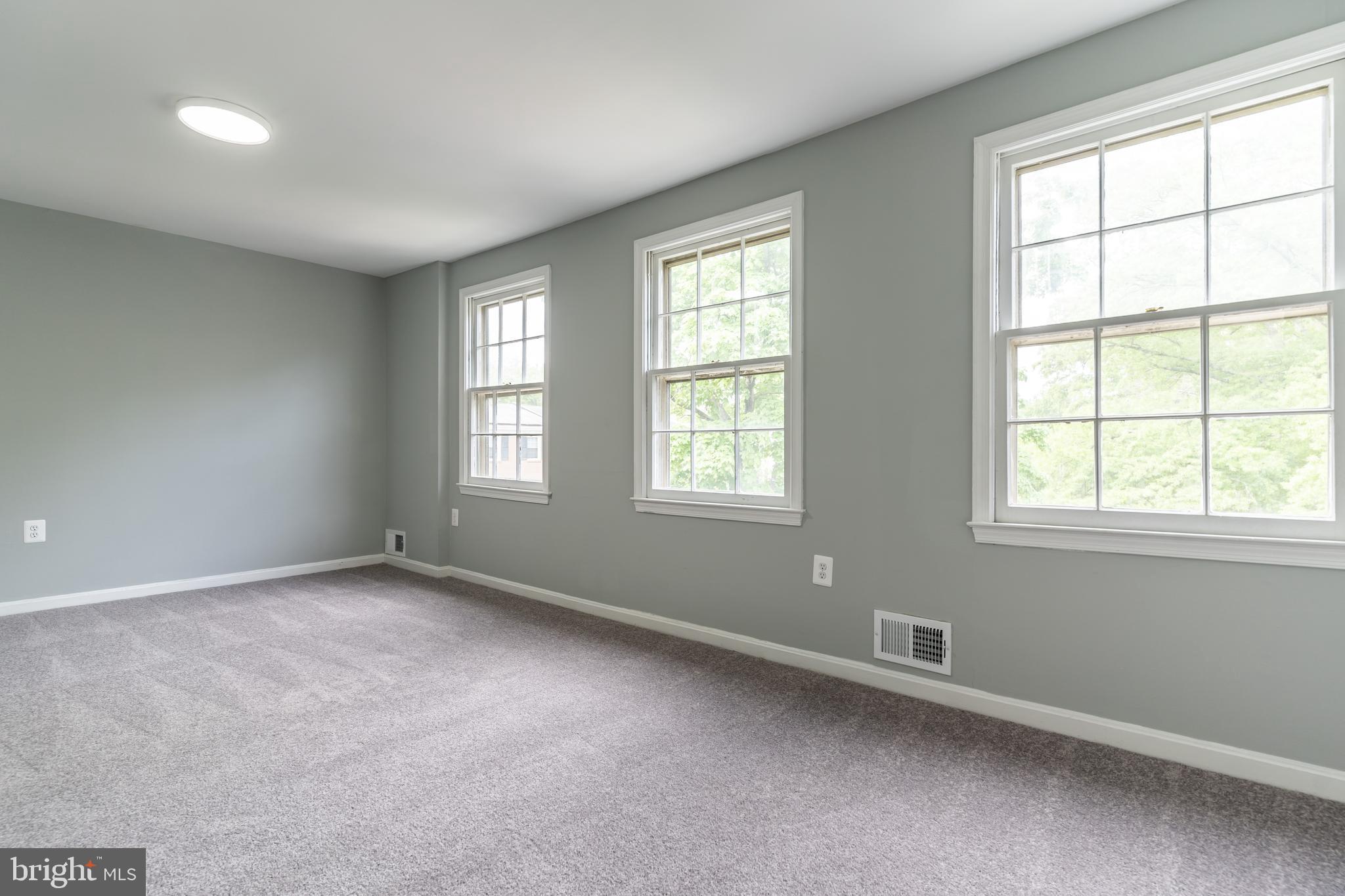 PINEWOOD LAKE - Residential