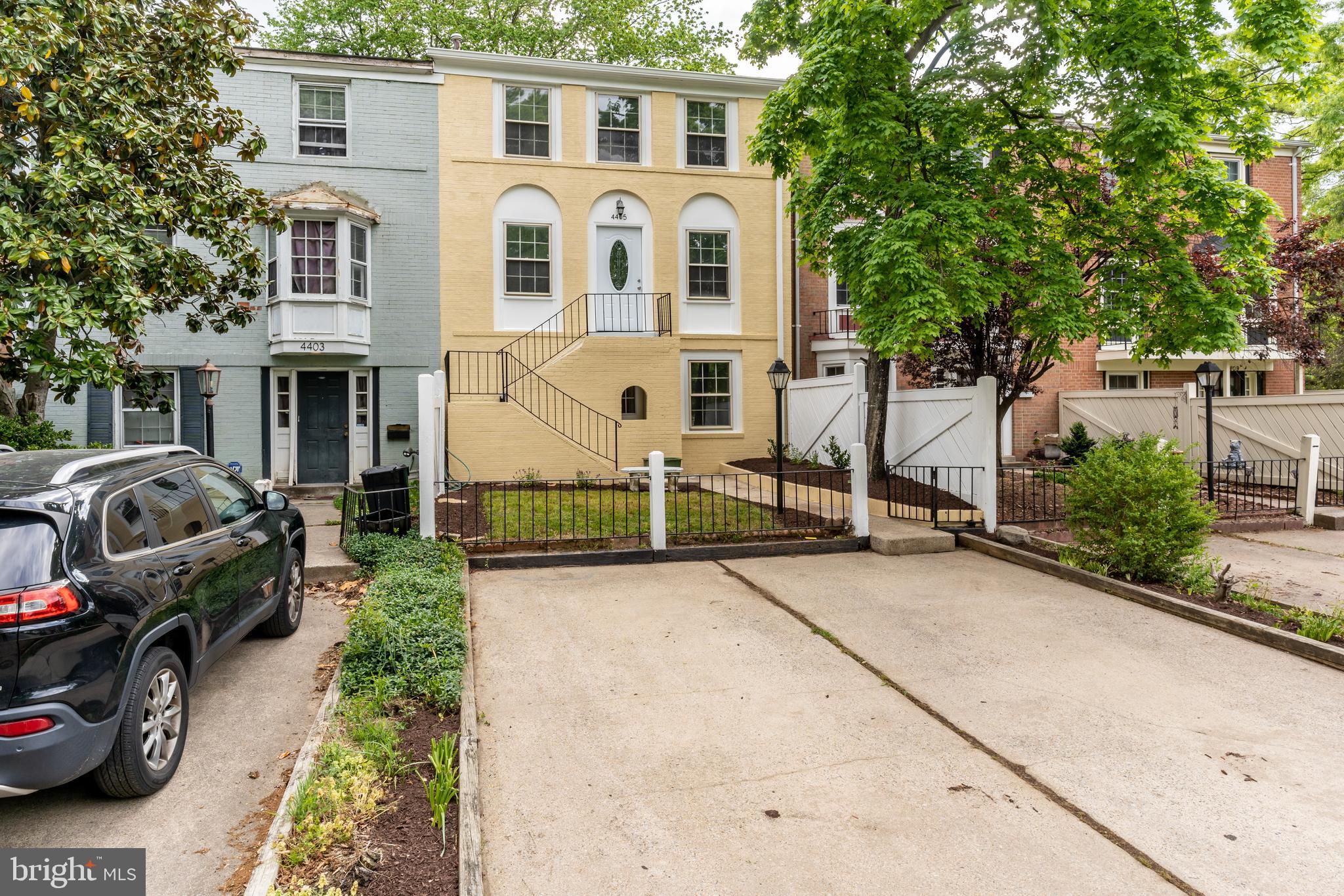 PINEWOOD LAKE - Residential