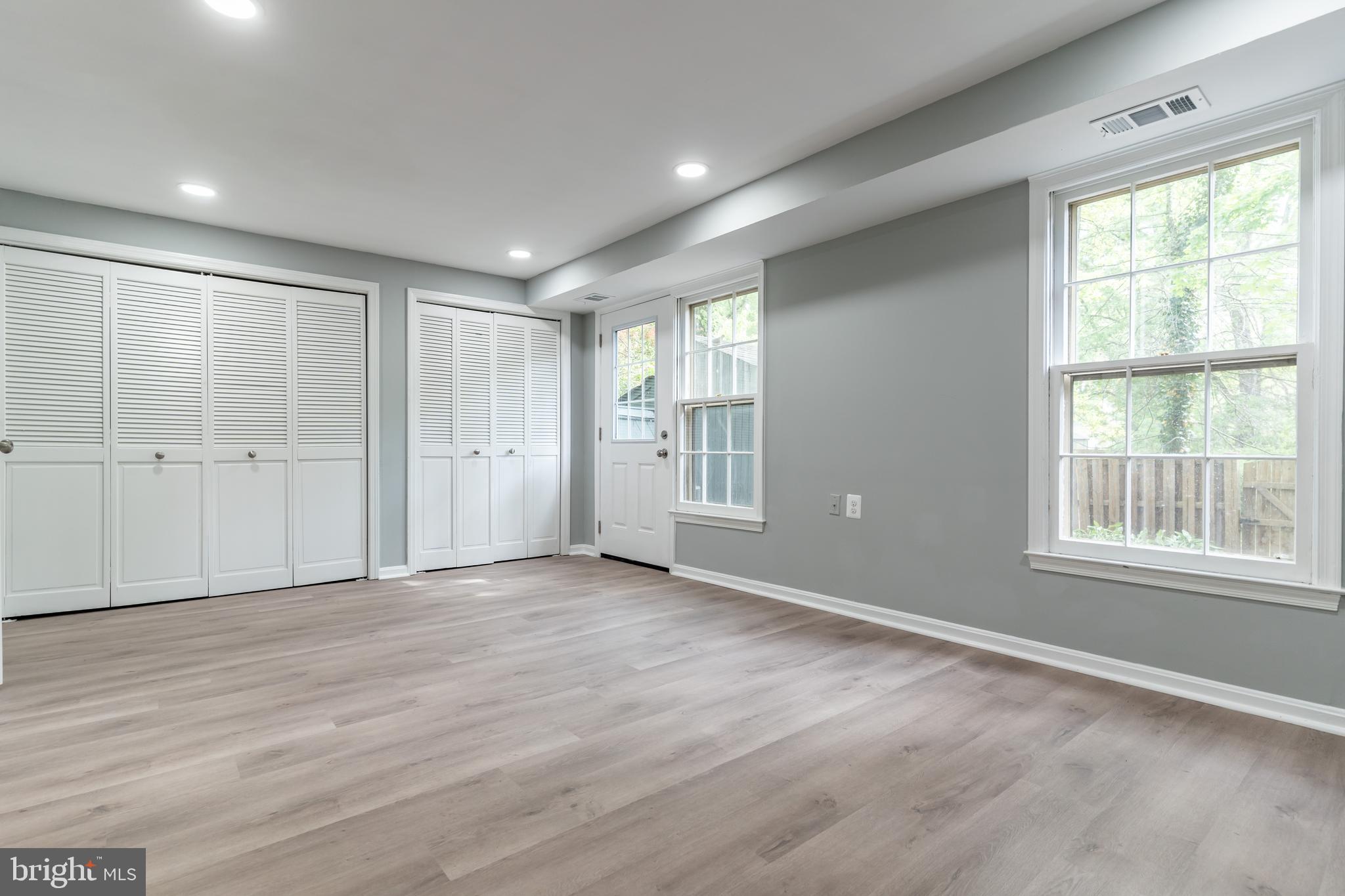 PINEWOOD LAKE - Residential