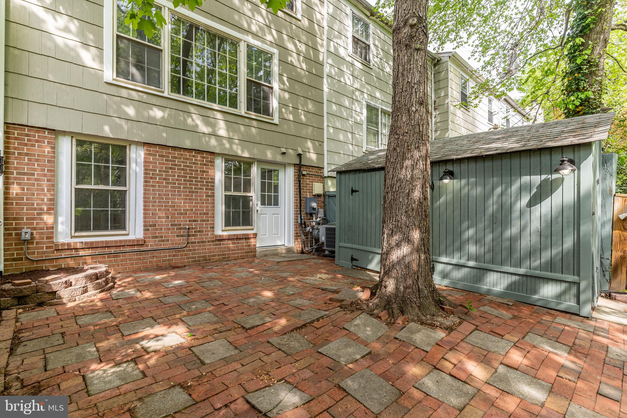 PINEWOOD LAKE - Residential