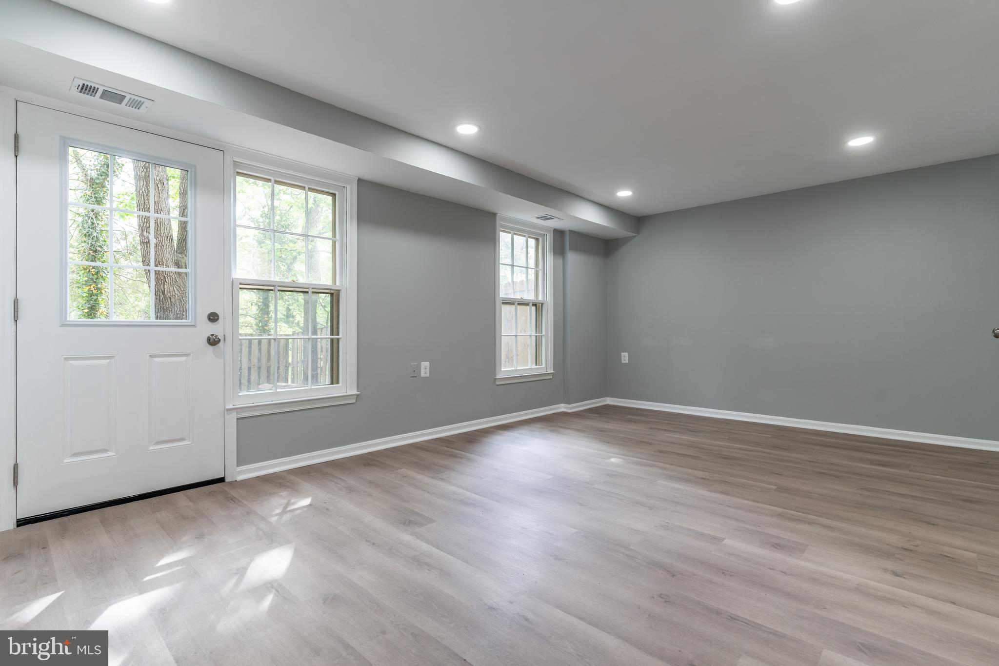 PINEWOOD LAKE - Residential