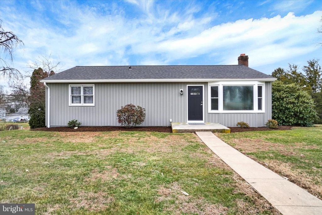 Photo of 856 Sunnyside Road, YORK, PA 17408 (MLS # PAYK2095608)