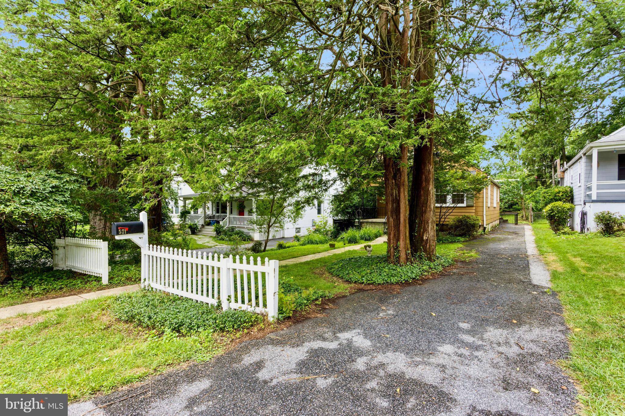 571 WOODBINE AVENUE