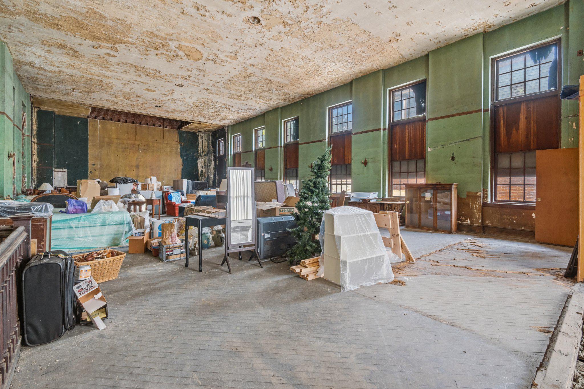 EAST FALLS - Commercial Sale
