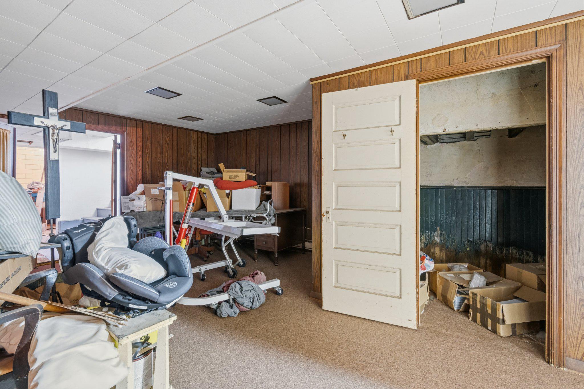 EAST FALLS - Commercial Sale