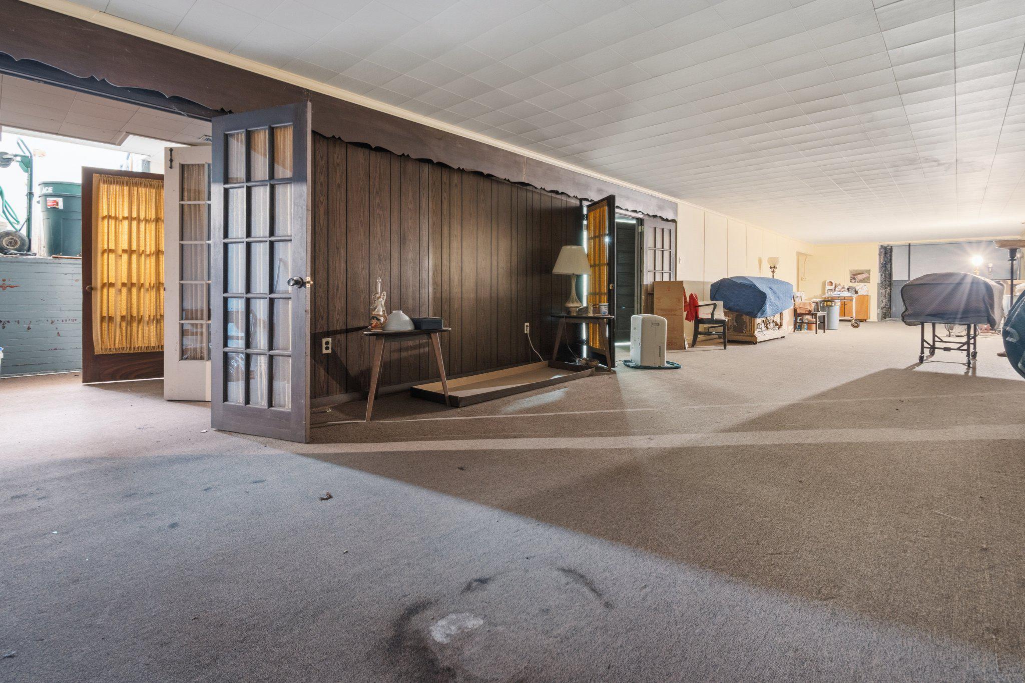EAST FALLS - Commercial Sale