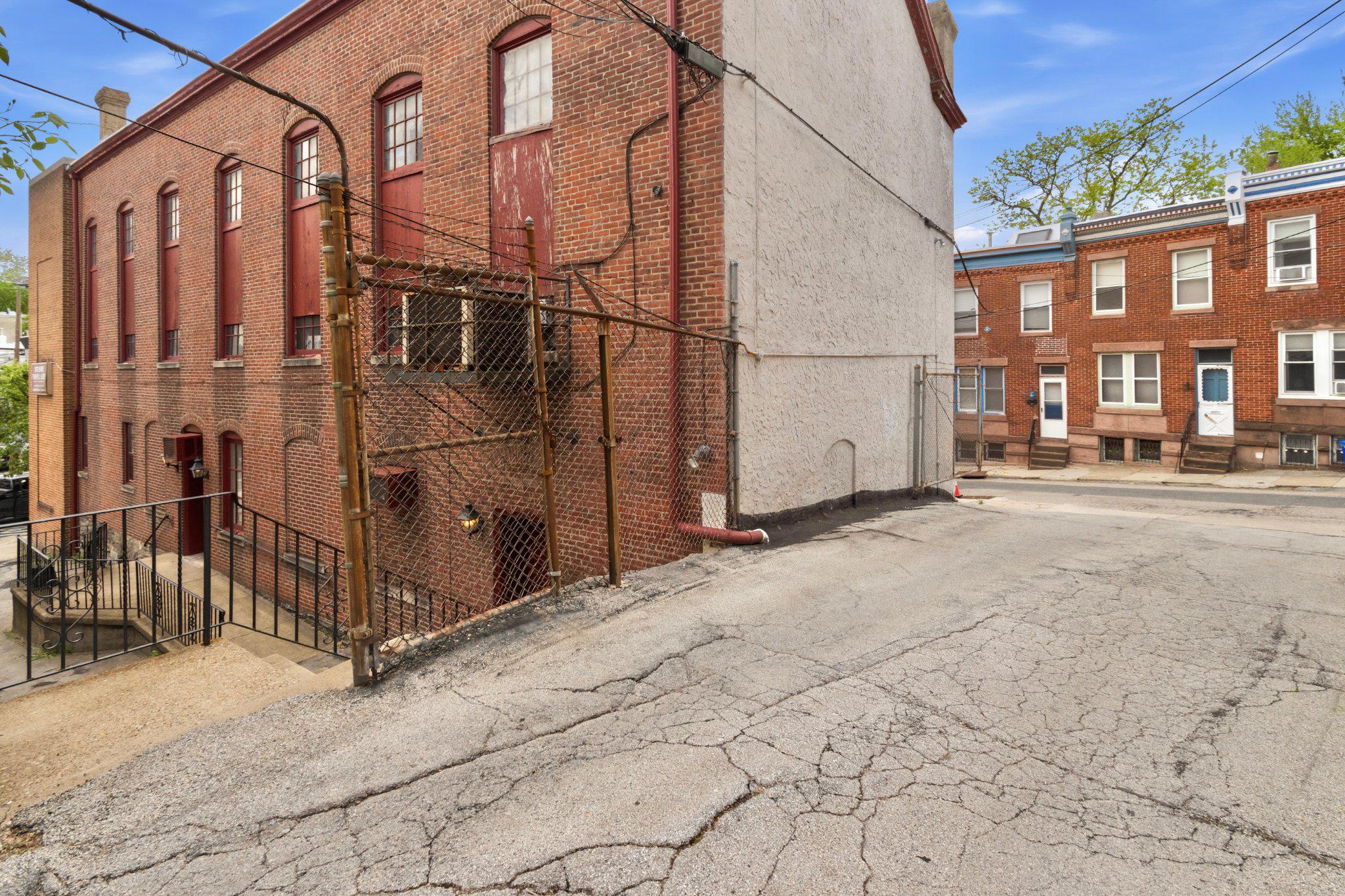 EAST FALLS - Commercial Sale
