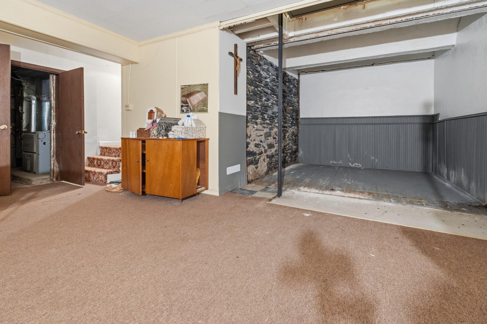 EAST FALLS - Commercial Sale