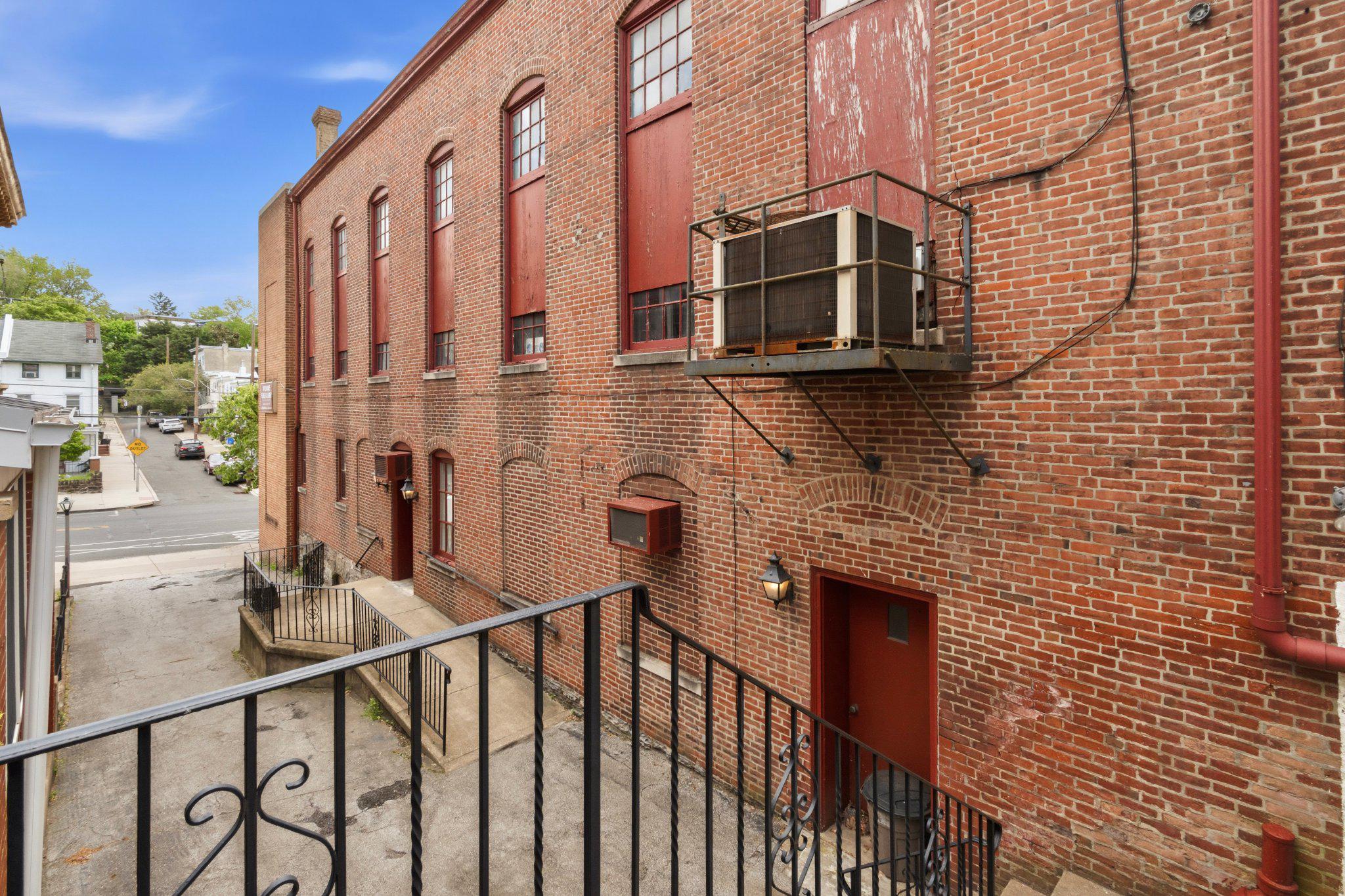 EAST FALLS - Commercial Sale