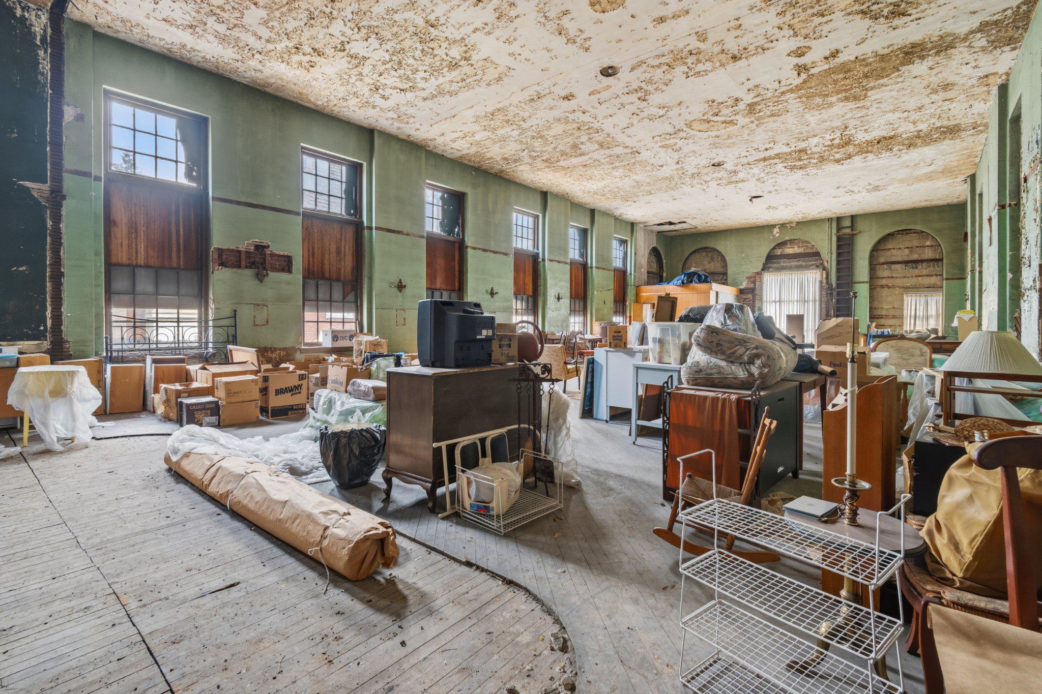 EAST FALLS - Commercial Sale