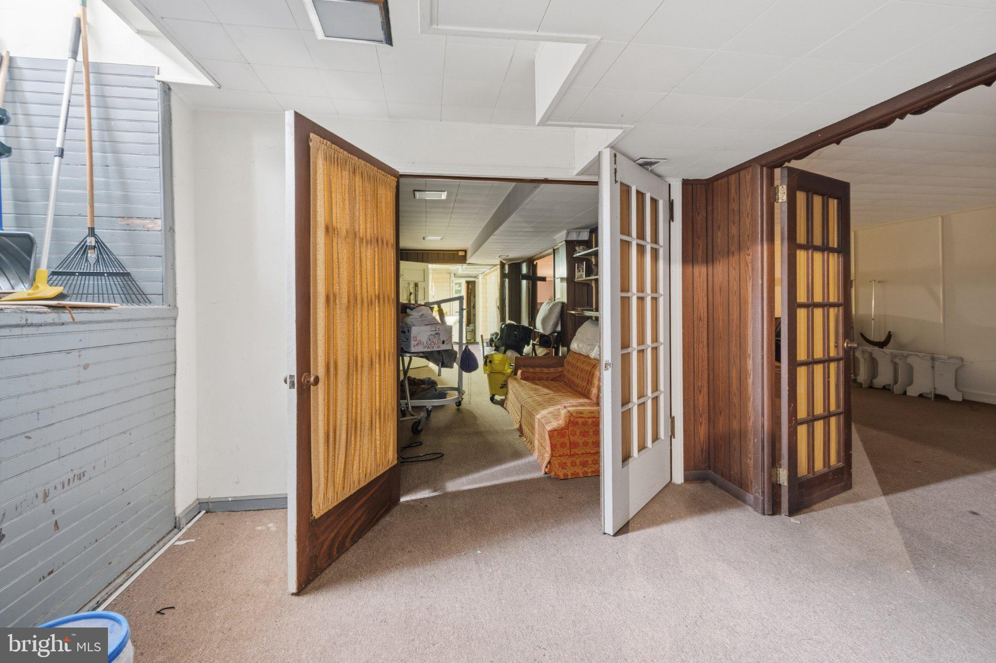 EAST FALLS - Commercial Sale
