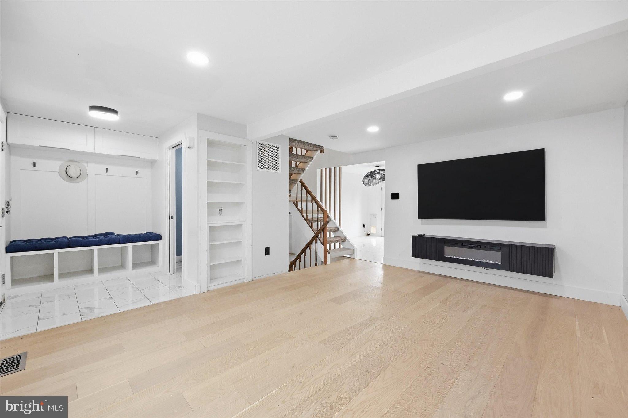 1719 SPRINGHOUSE COURT