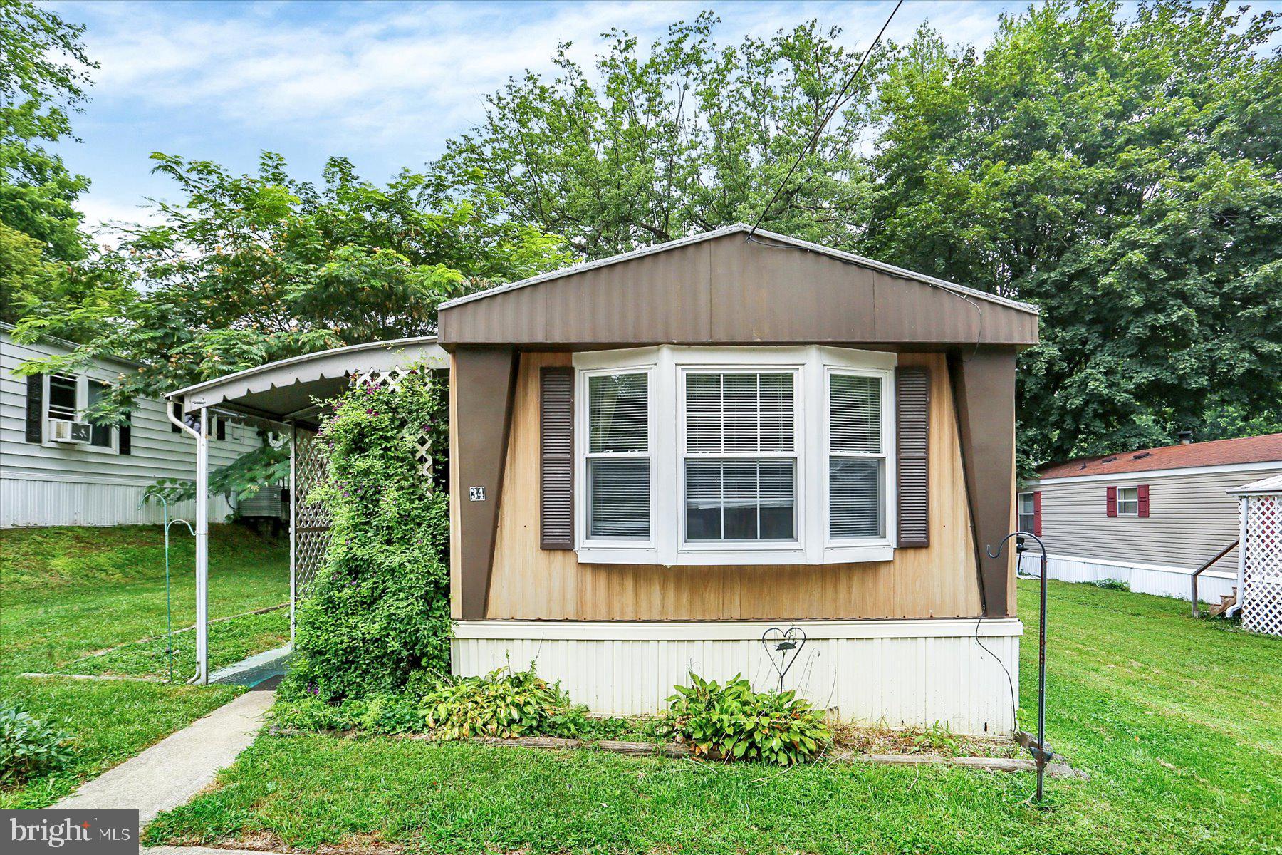 Welcome to 34 Garden Parkway!
This charming 1985 Skyline mobile home features 2 bedrooms and 1 bathroom, offering comfortable one-level living in the heart of Sigman's Mobile Home Park. Conveniently located near local shops and restaurants, this home is a smart and affordable choice for those seeking value and convenience.
With a little TLC and your personal touch, you can transform this space into your ideal home. The low lot rent and budget-friendly price make it a great opportunity for homeowners and investors alike.
Park approval is required. Don’t miss your chance to make 34 Garden Parkway yours. Schedule a showing today!