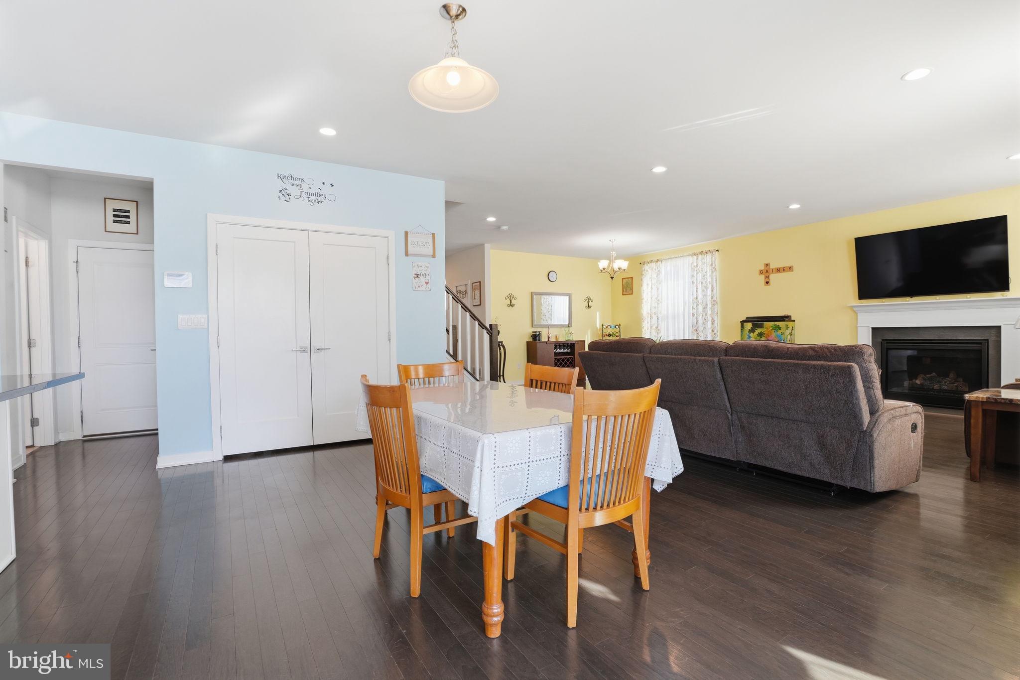 TWIN LAKES - Residential