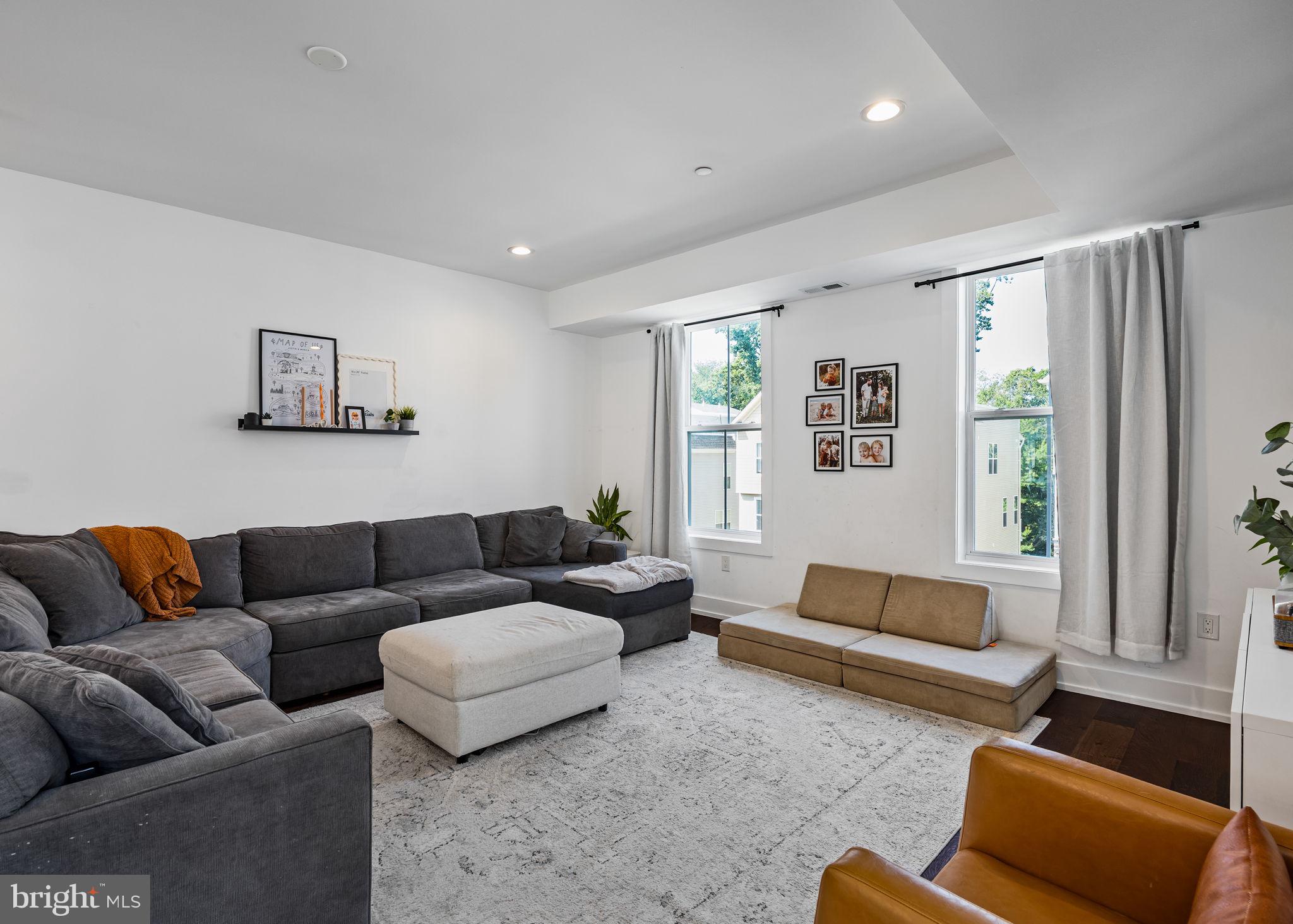 ROXBOROUGH - Residential