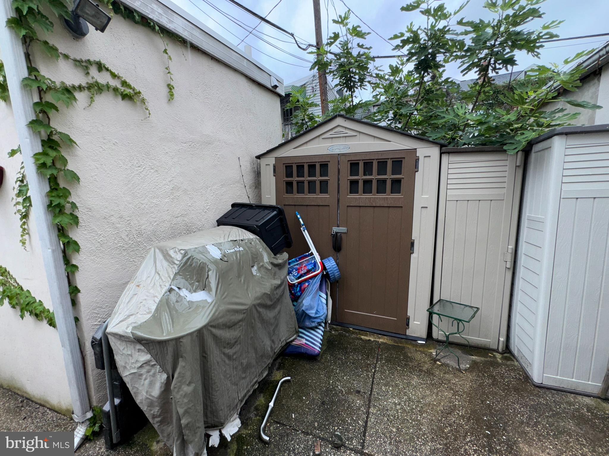 LITTLE ITALY - Residential Lease