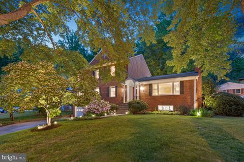 Photo of 6832 WINTERBERRY LN, BETHESDA, MD 20817 (MLS # MDMC2091300) Photo of 6832 WINTERBERRY LN, BETHESDA, MD 20817 (MLS # MDMC2091300)
