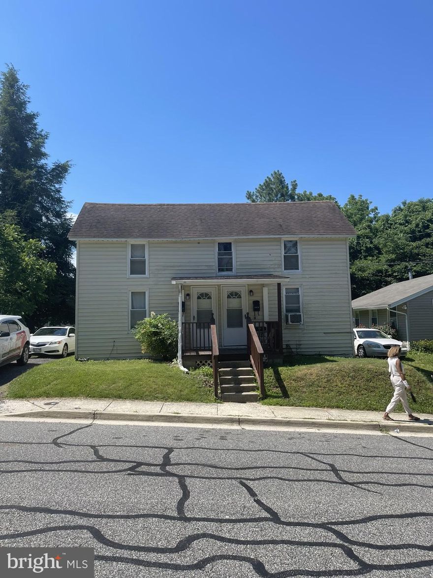 Check out this quant 1 bedroom, 1 full bathroom duplex for lease. It includes hardwood floors, an eat in kitchen, with Laundry hookup and rear door access to the backyard. Tenant is responsible for water, electric, gas (propane). Repair deductible is $100. Parking  is available on the shared driveway , Pets are okay, but on a case-by-case basis, the pet rent is $25 per month.  ***** NO SMOKING. ***** Tenants must provide renters insurance and provide proof of such insurance before moving in. Gross Income needs to be 3 times the rent. Online application only $39. Tenant is responsible for reimbursing the LL for the Lawn care and water/sewer.

Lease term options:
6 months available at $1225 per month
or 12 months or greater at $1000 per month