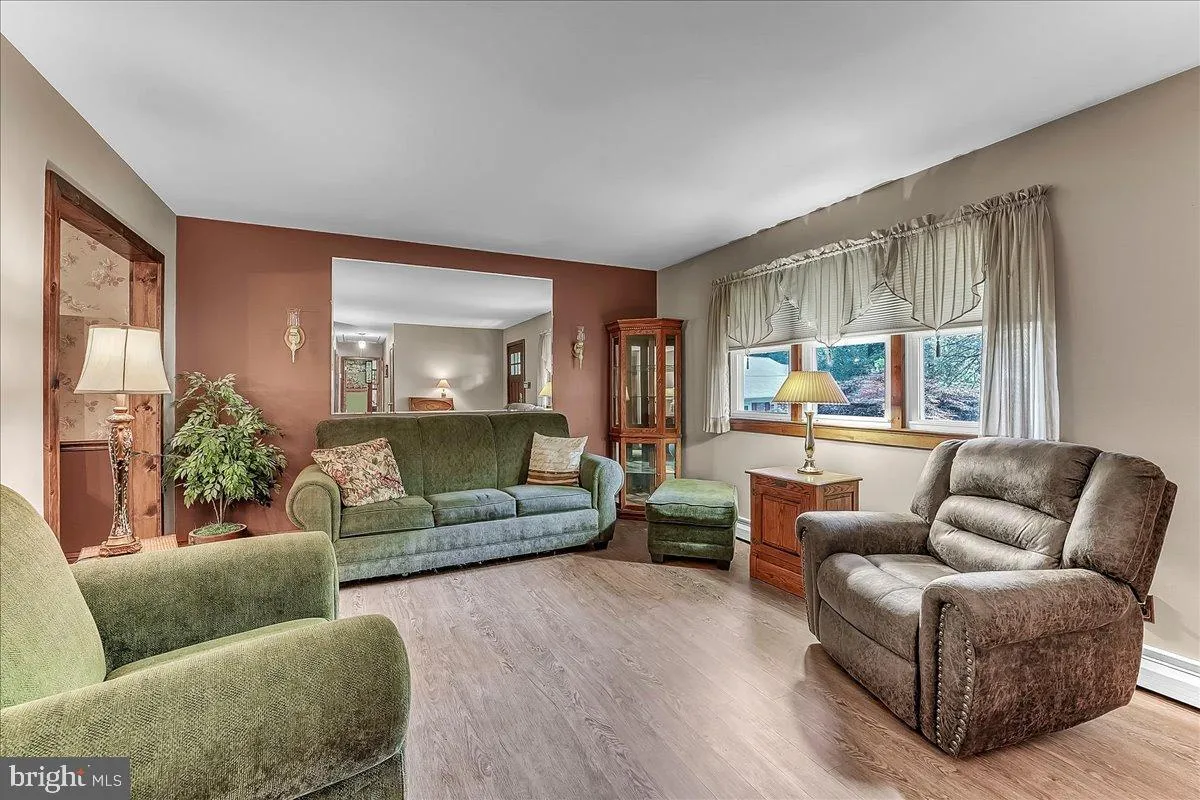 Newtown Square, Pennsylvania 19073, United States, 3 Bedrooms Bedrooms, ,2 BathroomsBathrooms,Residential,Contingent,185923