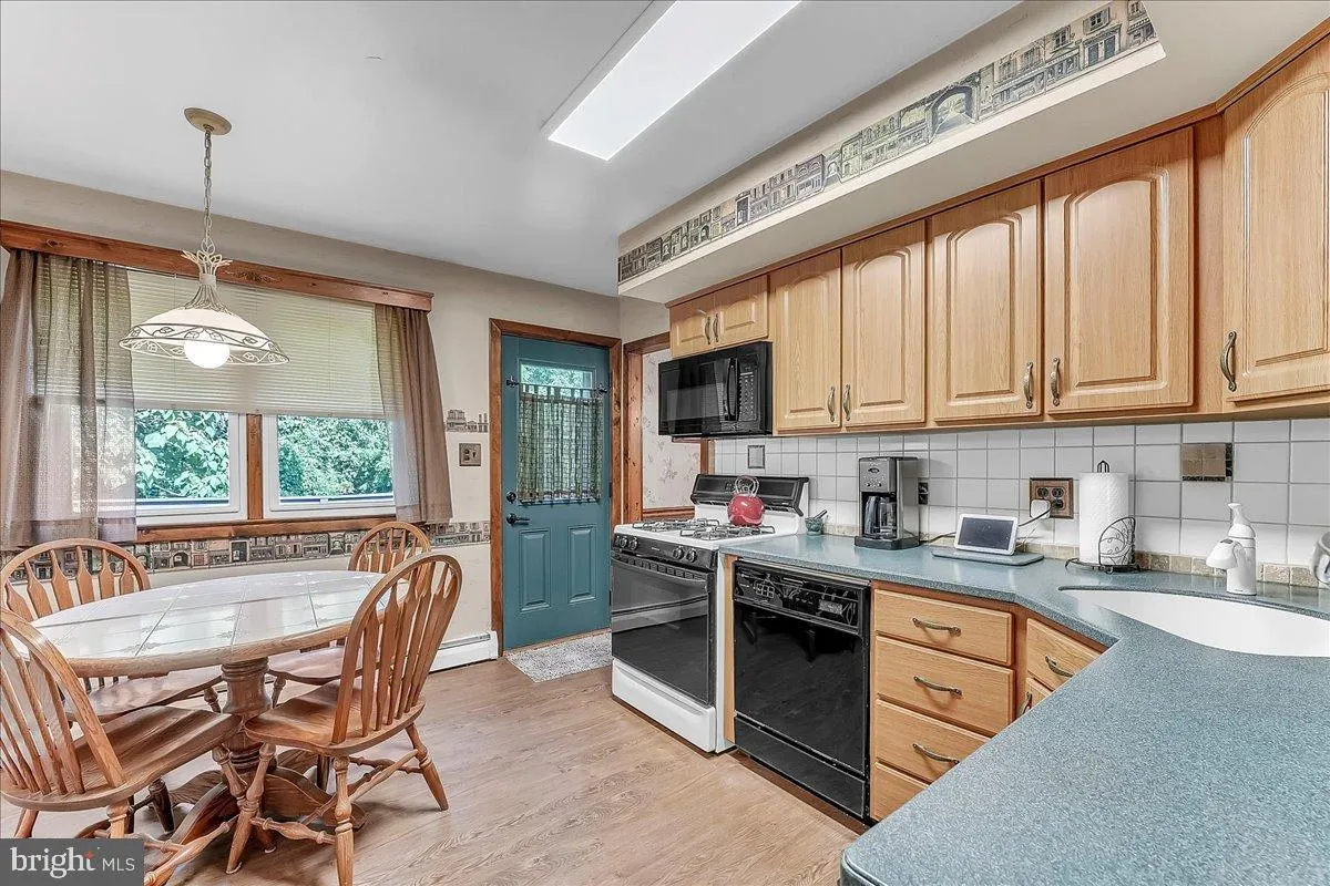 Newtown Square, Pennsylvania 19073, United States, 3 Bedrooms Bedrooms, ,2 BathroomsBathrooms,Residential,Contingent,185923