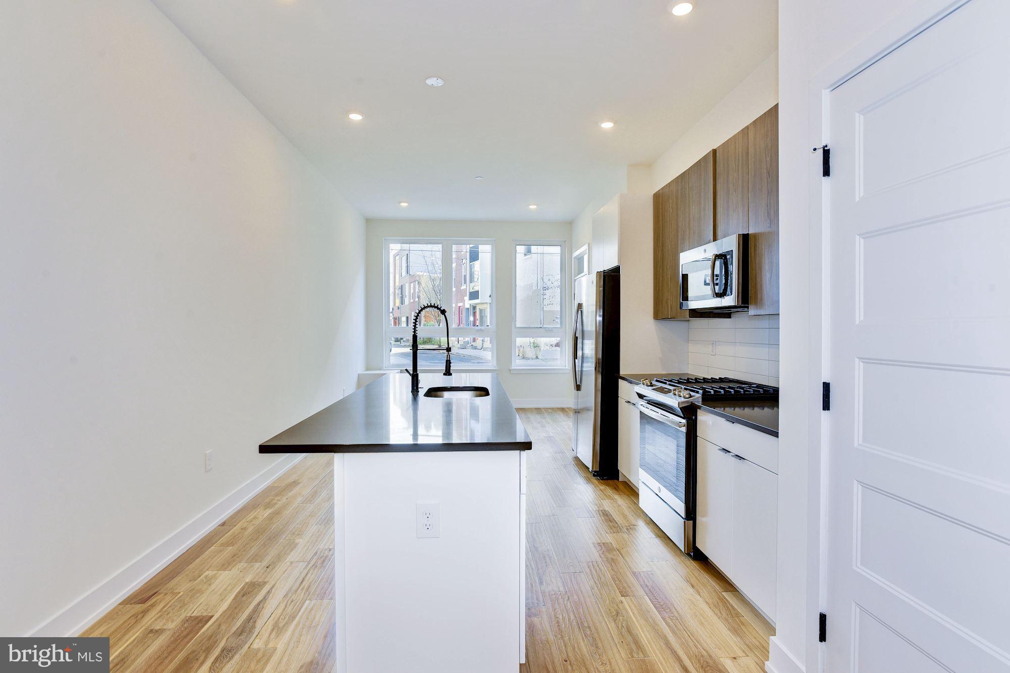 2010 AMBER STREET 1