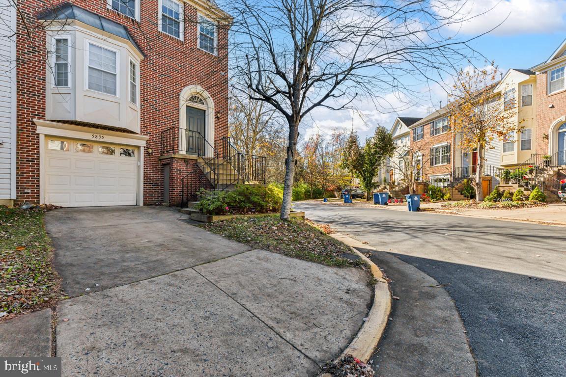 SULLY STATION - Residential Lease