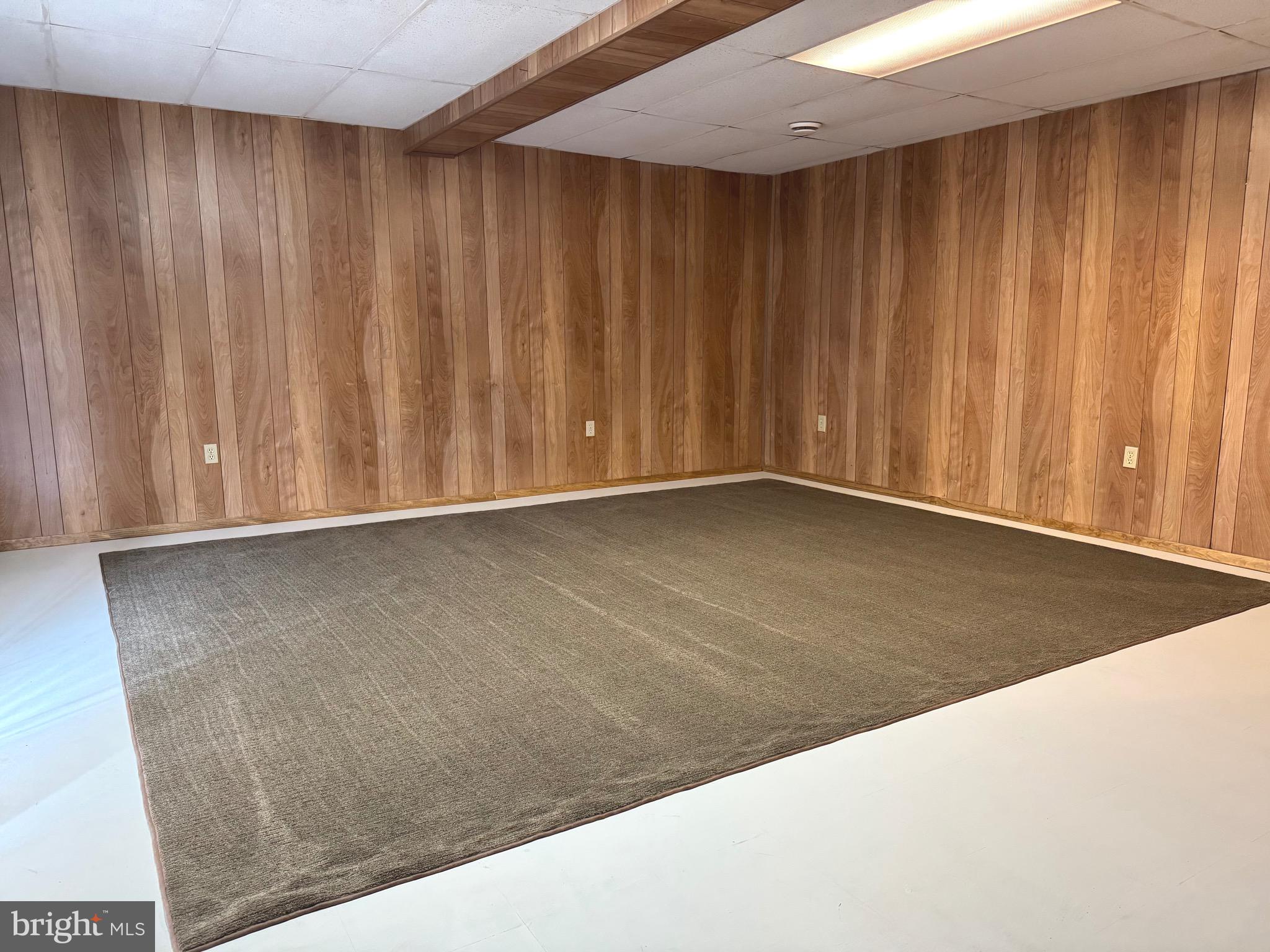 SEVEN COURTS - Residential Lease