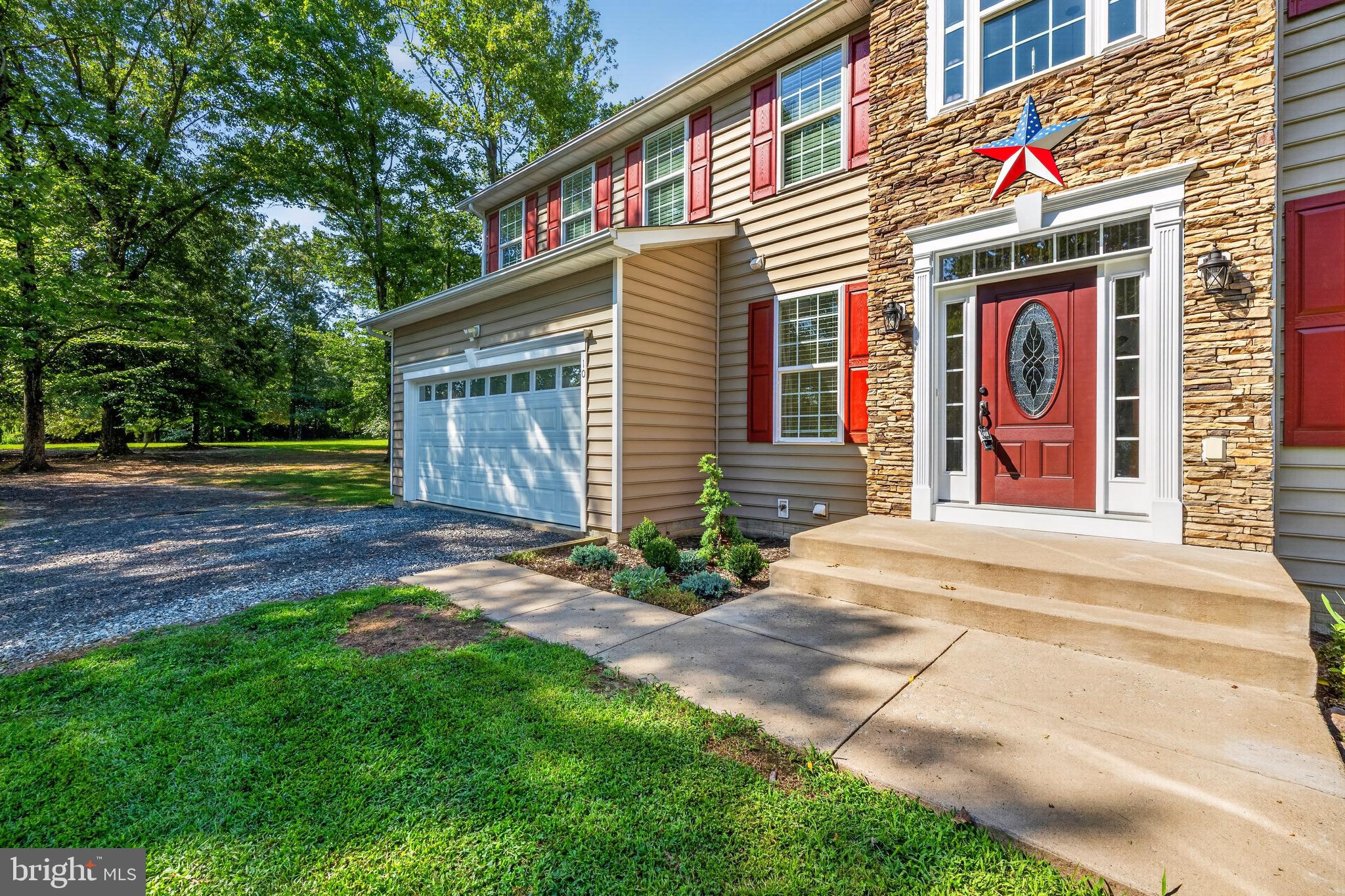 10 PINE VIEW COURT