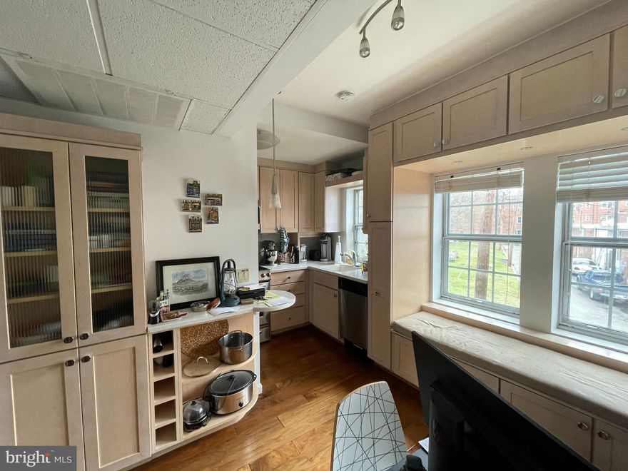 *Enter to beautiful hardwood floors and open floor plan with large windows offering lots of natural light. *Separate dining with convenient built-ins provides plenty of storage solutions. *Renovated kitchen with stainless steel appliances and upgraded countertops. *Carpeted bedrooms offer ample space and closet storage. *On-site laundry facilities available. *Water, sewer, trash, storage included. *Conveniently located between Rosslyn and Courthouse metro stations. *Easy access to major roads - 66, Lee Hwy, Wilson Blvd, Clarendon Blvd.*

*Available 7.8.22*