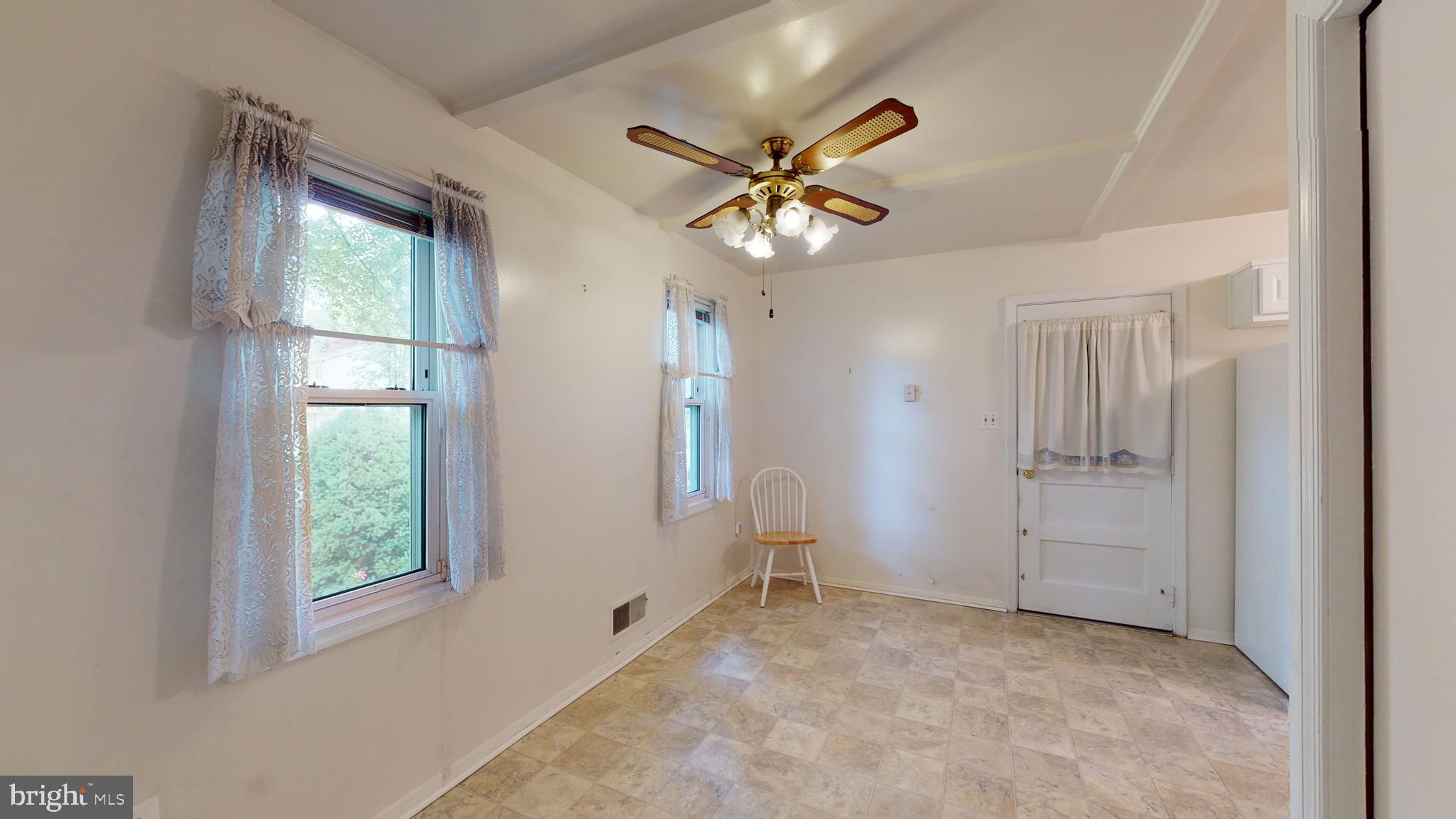 MANOR LAKE - Residential