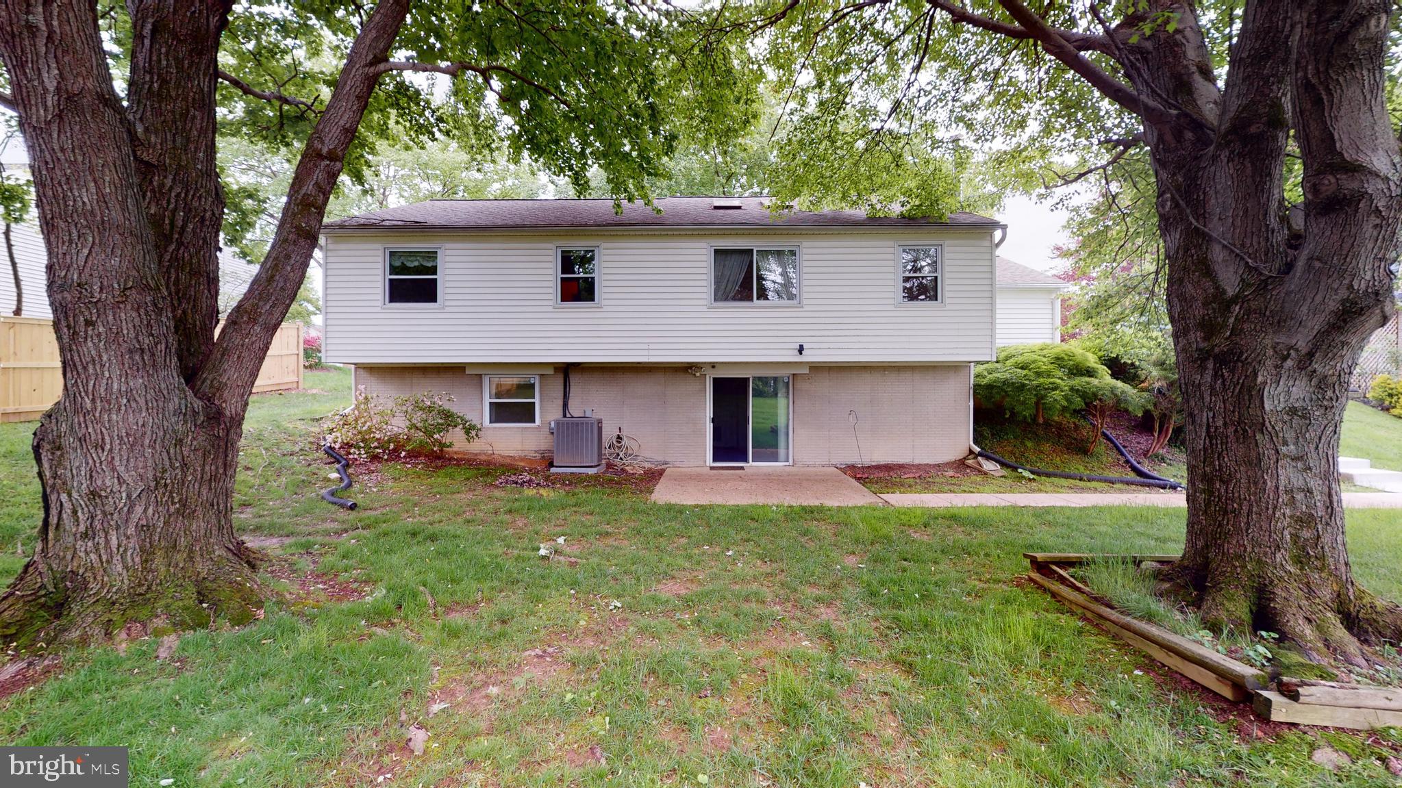 MANOR LAKE - Residential