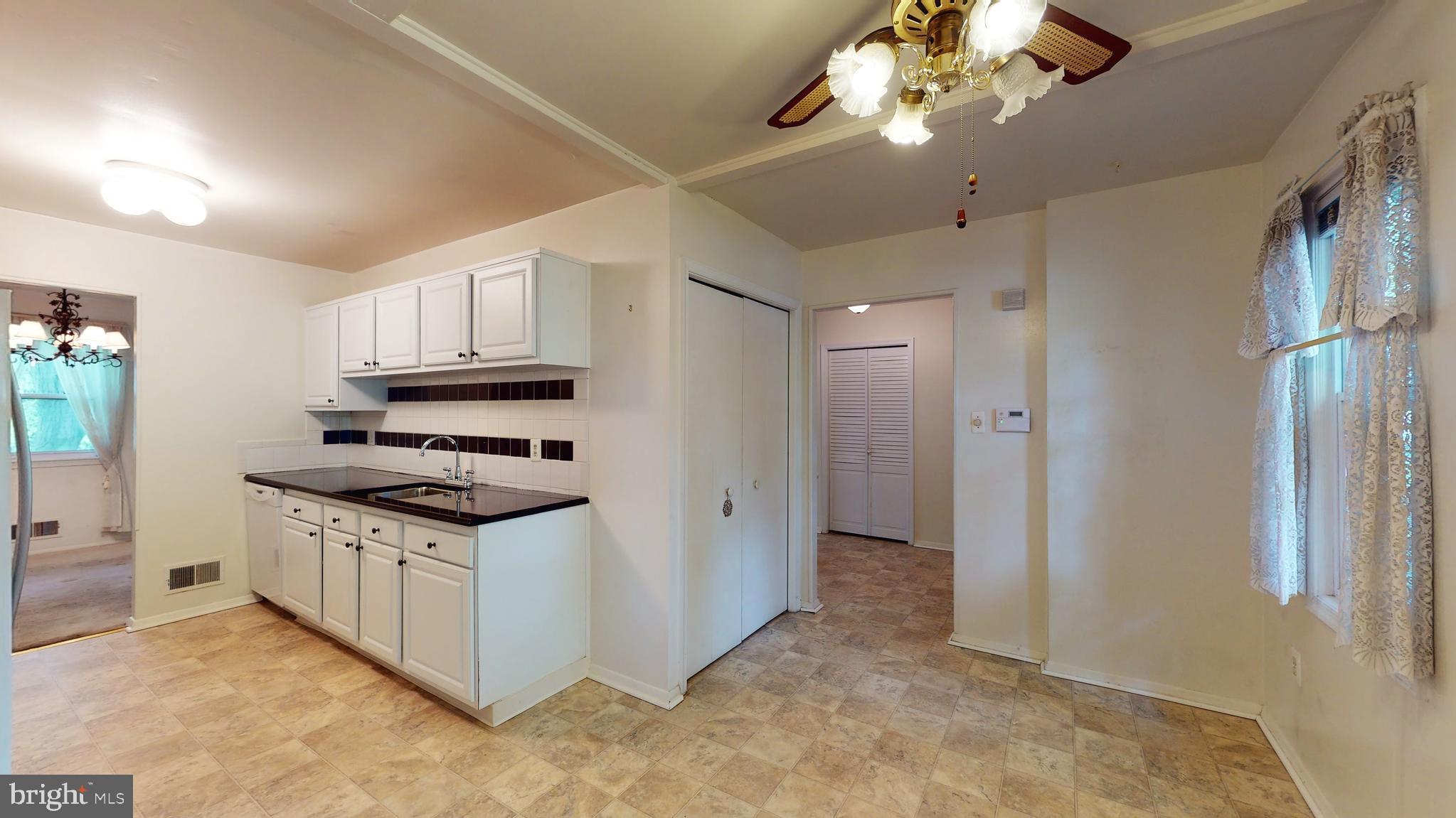 MANOR LAKE - Residential