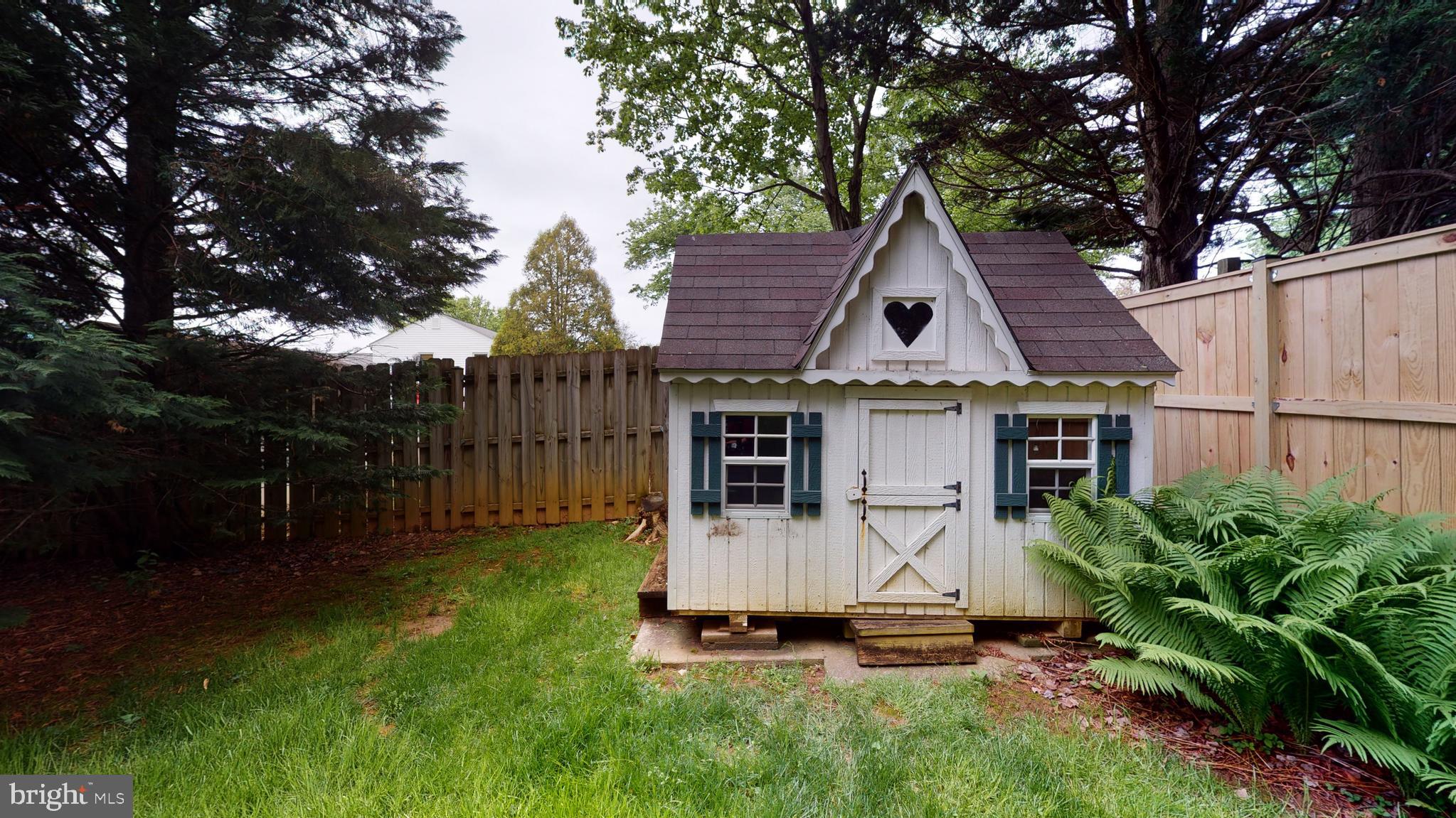 MANOR LAKE - Residential