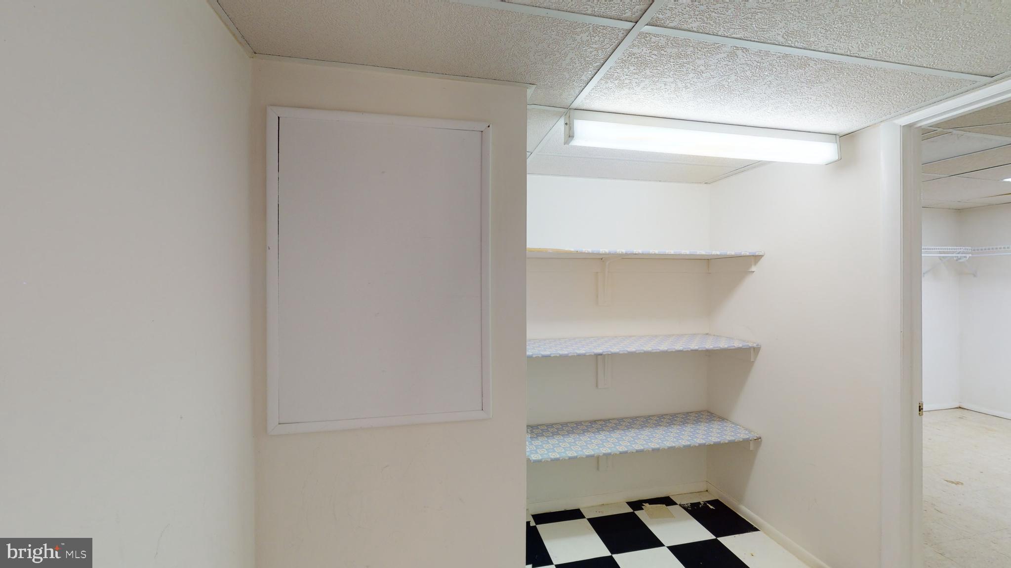 MANOR LAKE - Residential