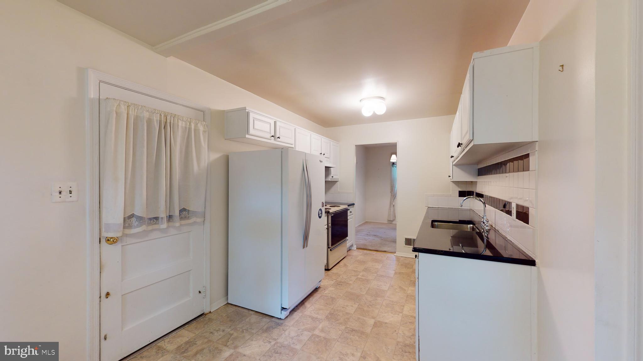 MANOR LAKE - Residential