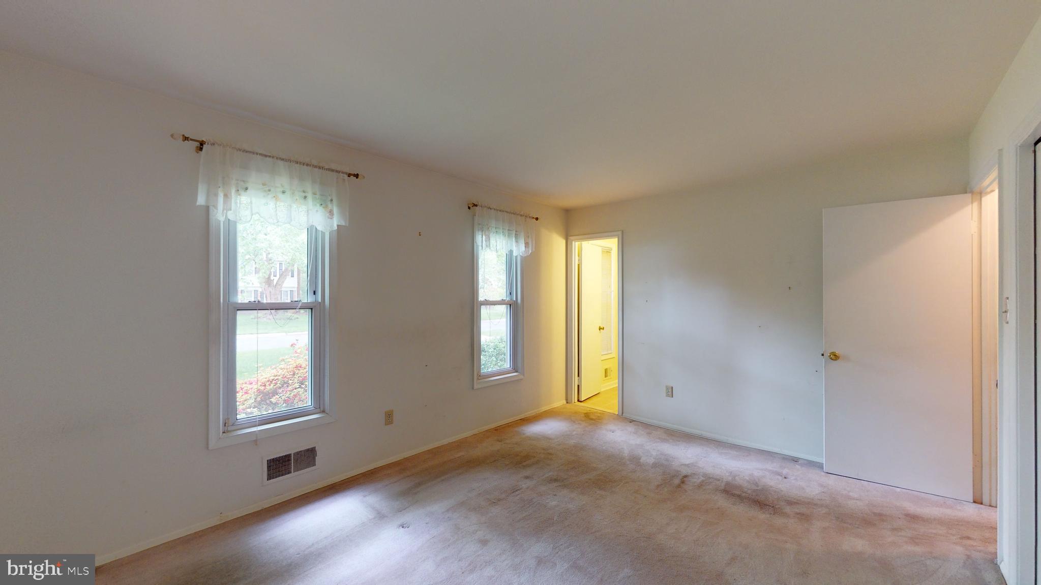 MANOR LAKE - Residential