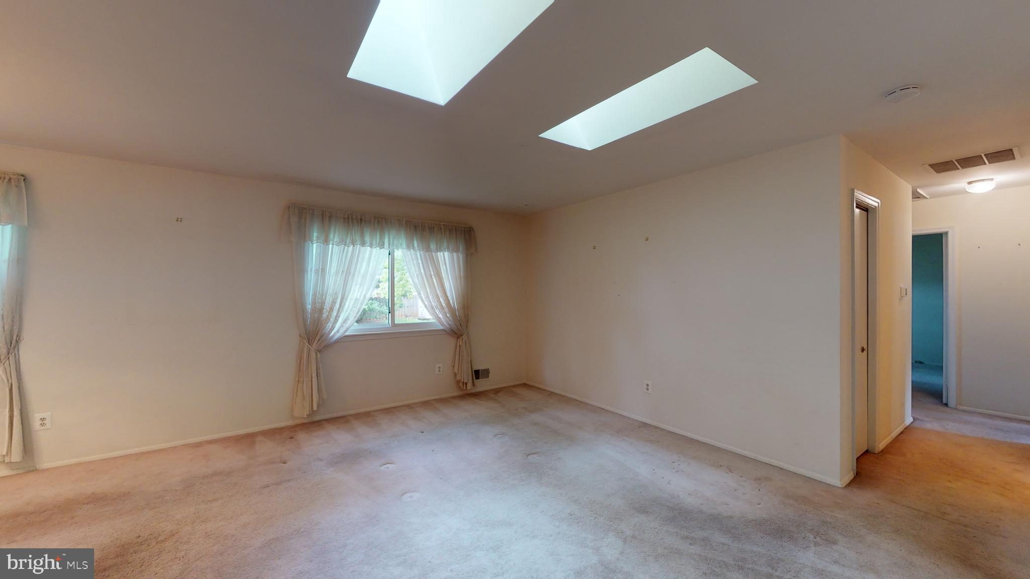 MANOR LAKE - Residential