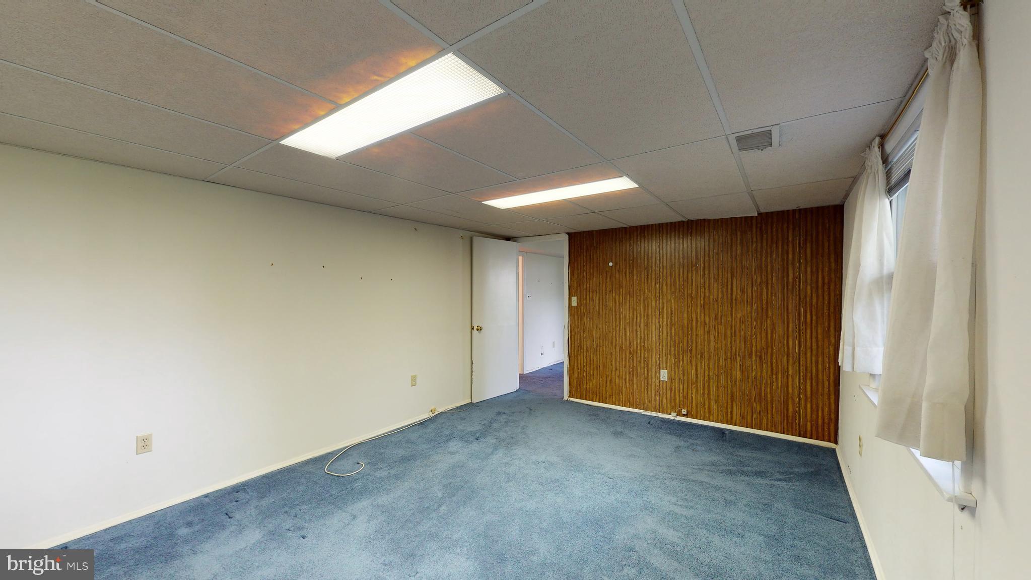 MANOR LAKE - Residential