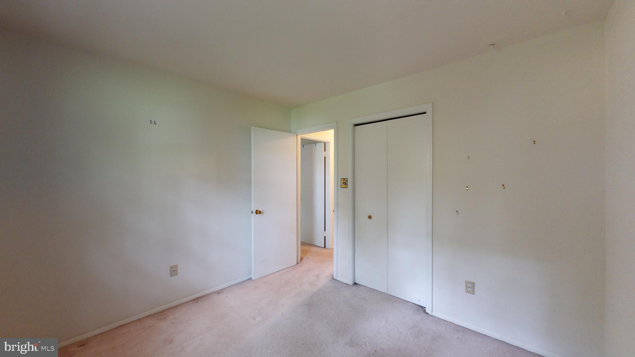 MANOR LAKE - Residential