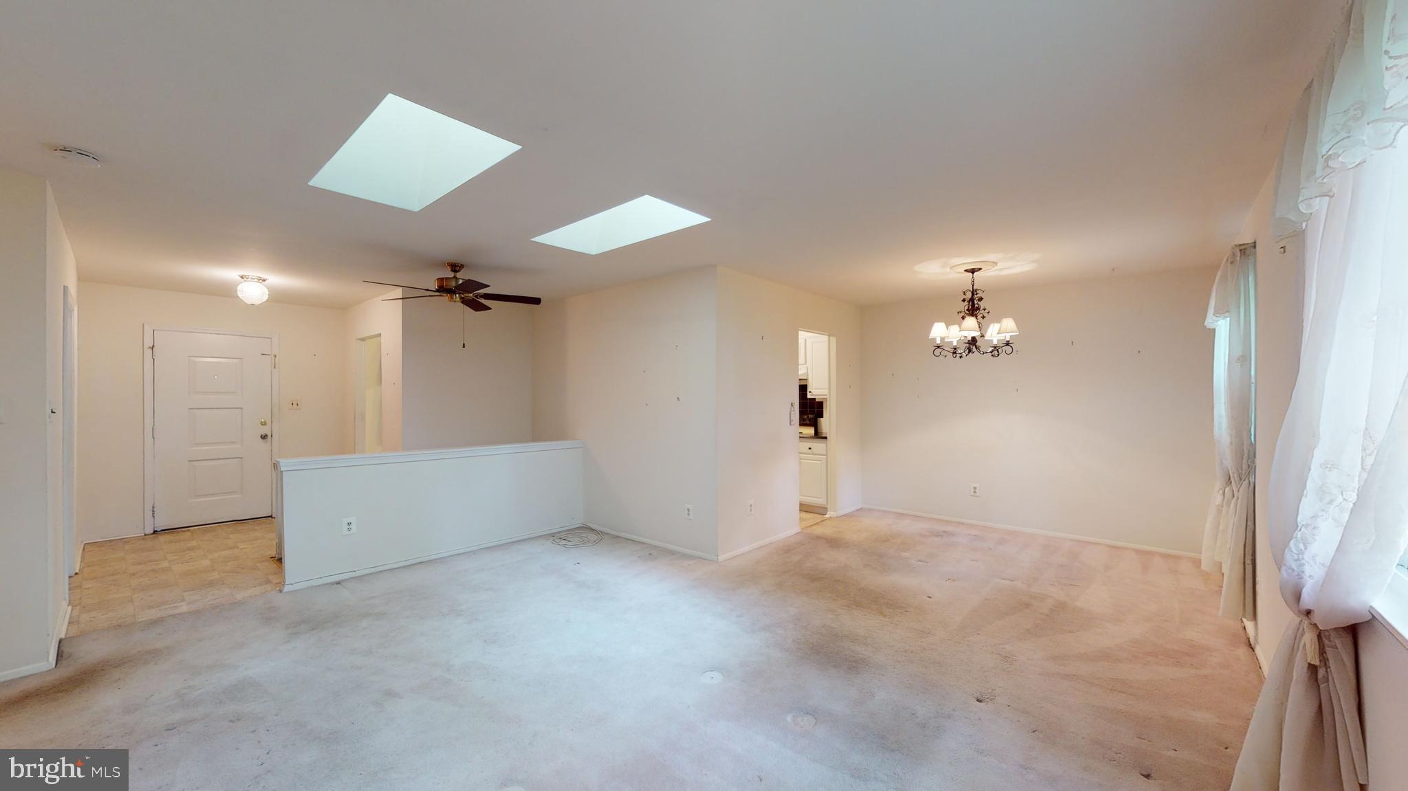 MANOR LAKE - Residential