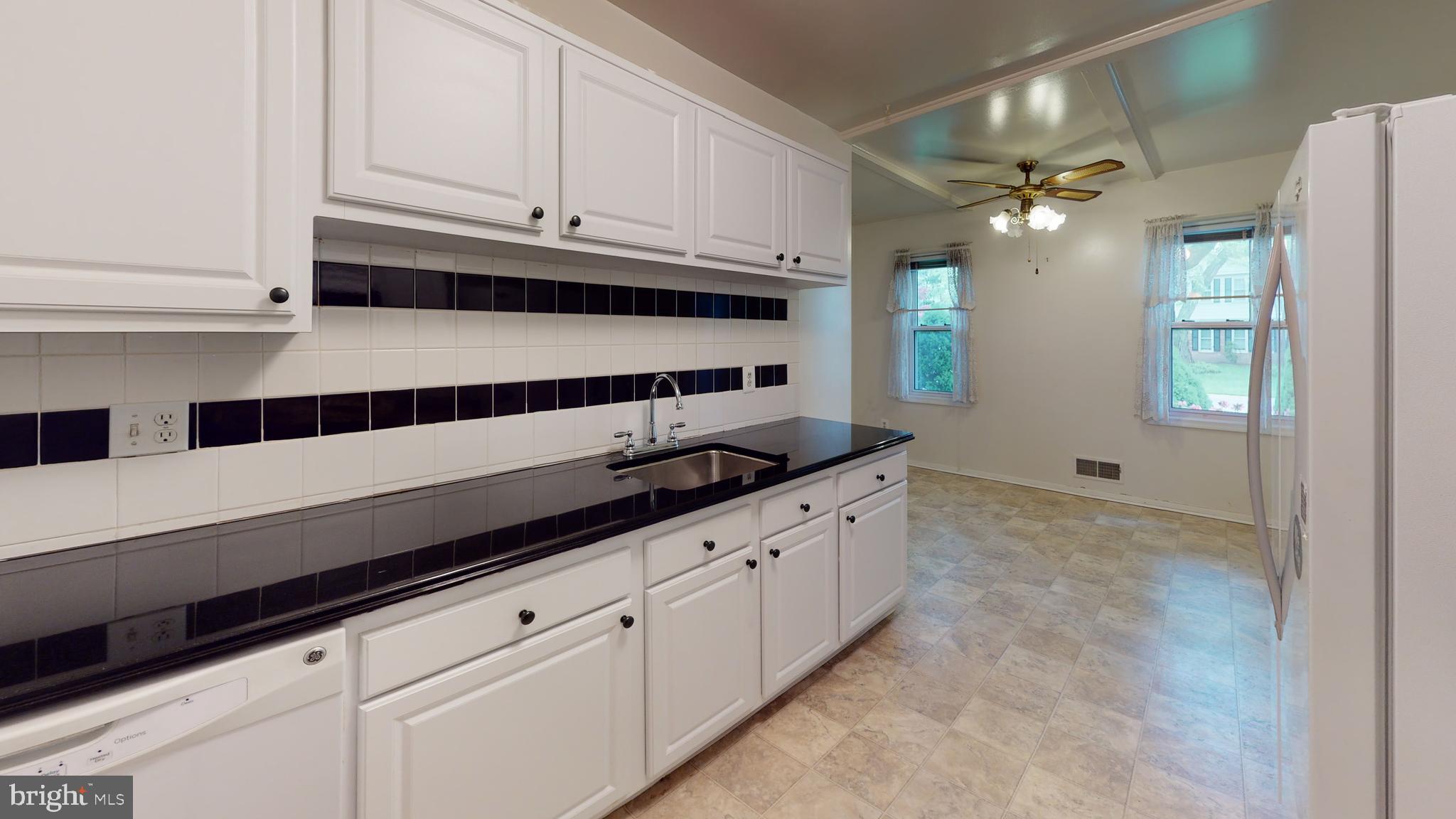 MANOR LAKE - Residential