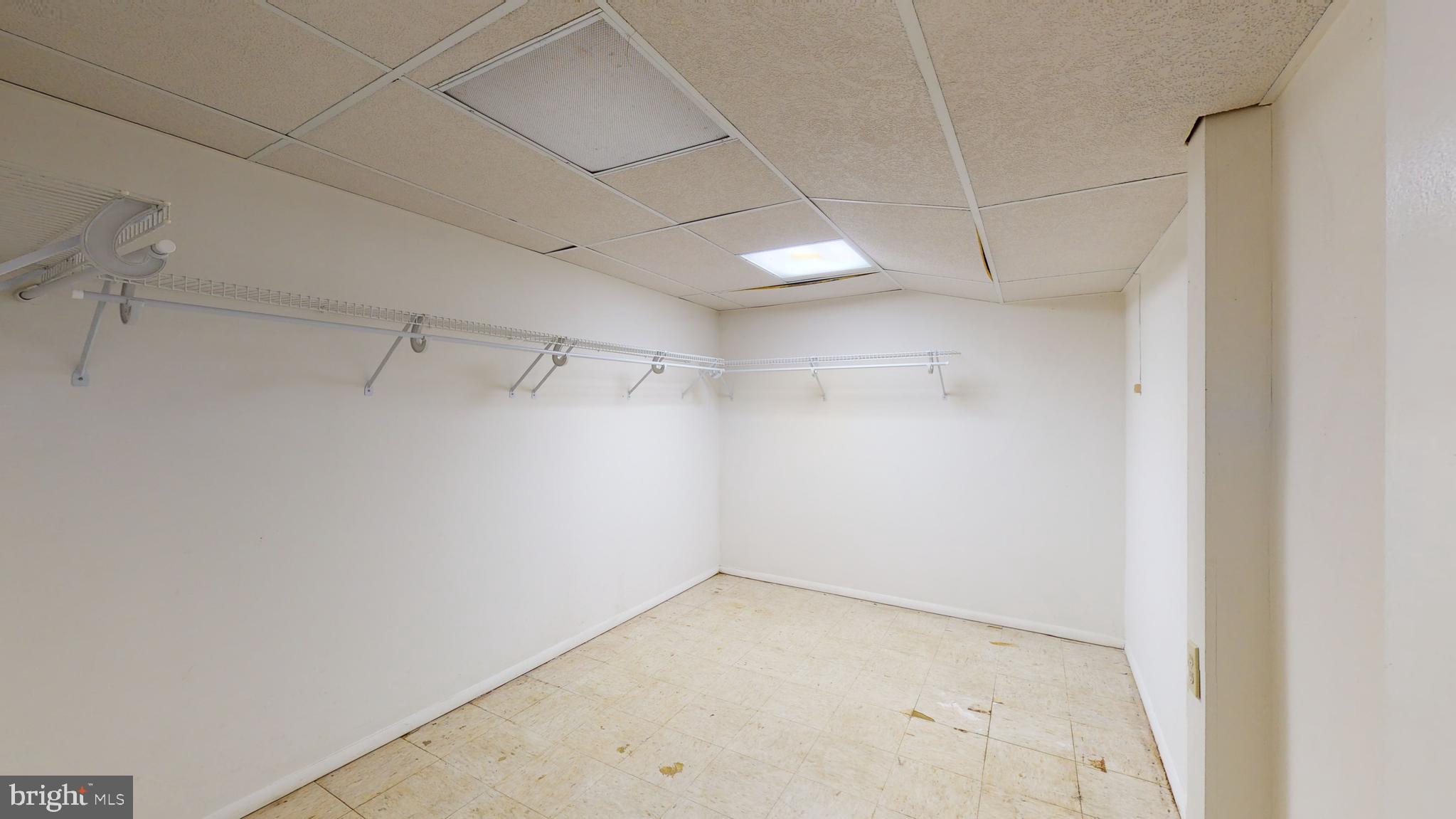 MANOR LAKE - Residential