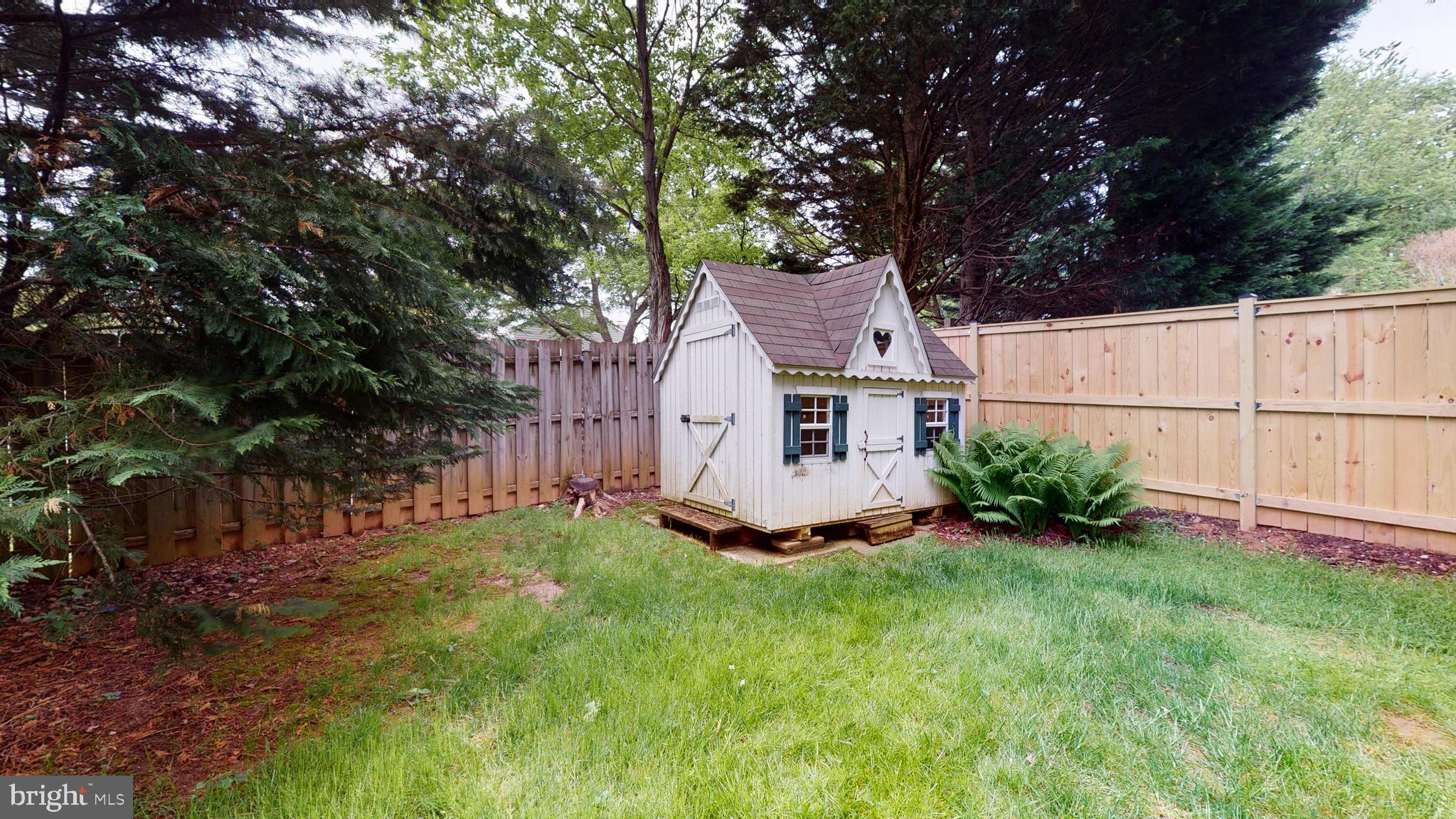 MANOR LAKE - Residential