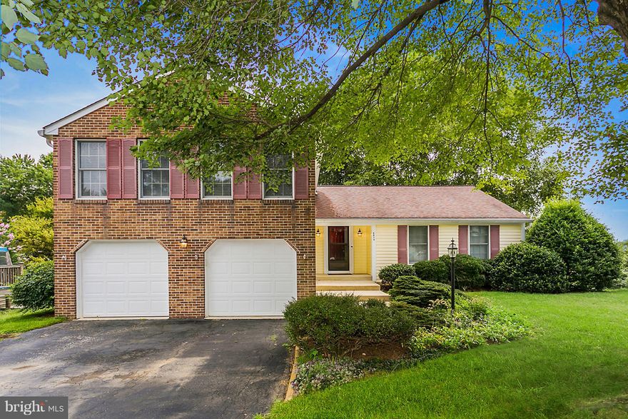 This spacious four level home well designed openfloor plan displays the perfect blend between rooms for memorable familyactivities, entertaining friends, and functionally. Properties with thislocation nestled on a cul-de-sac, backing to open space and a water viewdo not come to market often. Conveniently located close to shopping,restaurants, local parks and other recreation.