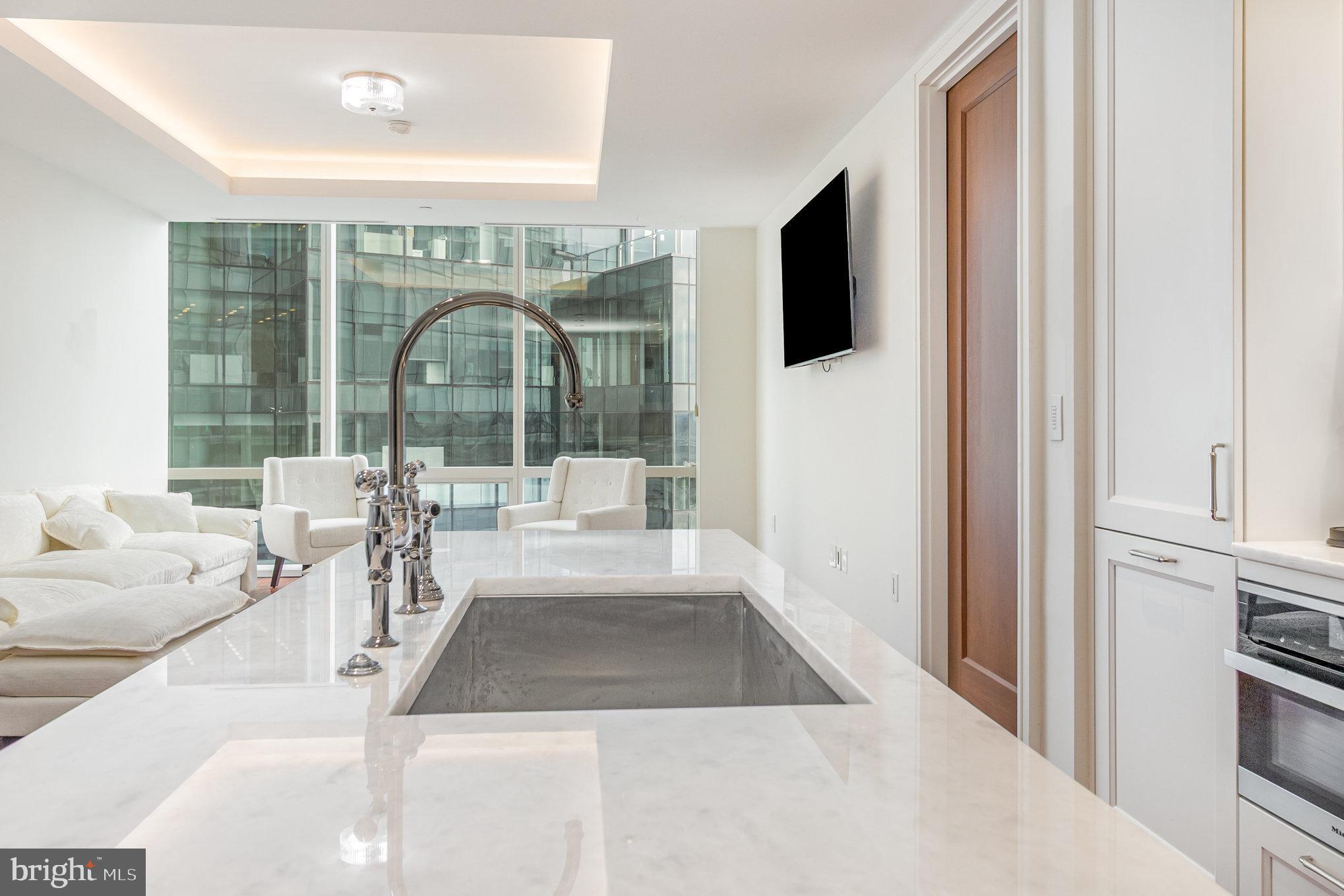 FOUR SEASONS PRIVATE RESIDENCES - Residential Lease