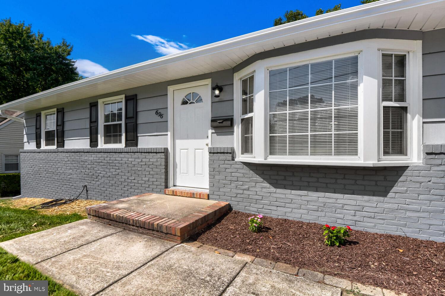 696 W MAPLE ROAD