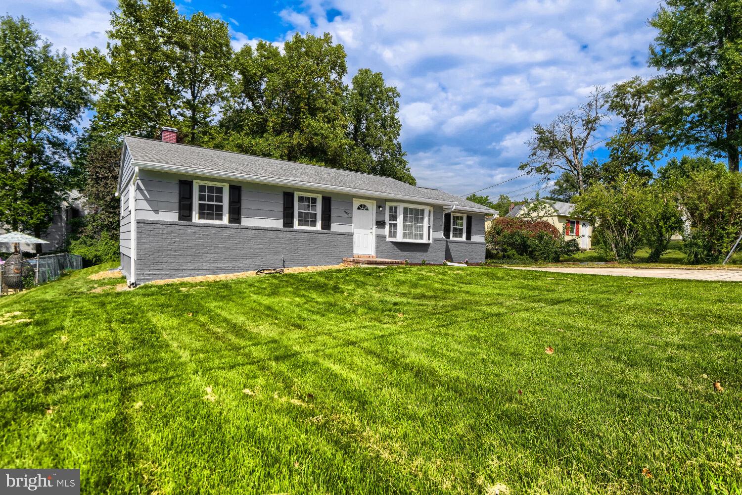 696 W MAPLE ROAD