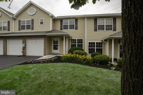 Townhouse For Sale - 107 Peregrine Lane<br/> HUMMELSTOWN, PA 17036